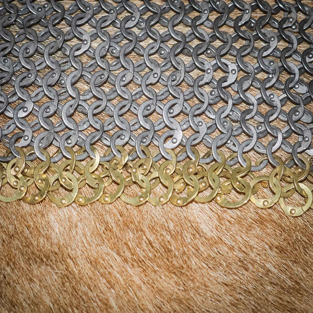 Gorguera de malla 9 mm en acero 17 gauge con borde en latón y collar de cuero - imagen 5