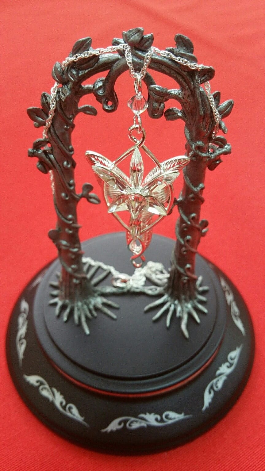 Imagen de Expositor colgante de Arwen NN9551 parte de nuestra colección en Tienda Medieval, sitio oficial.