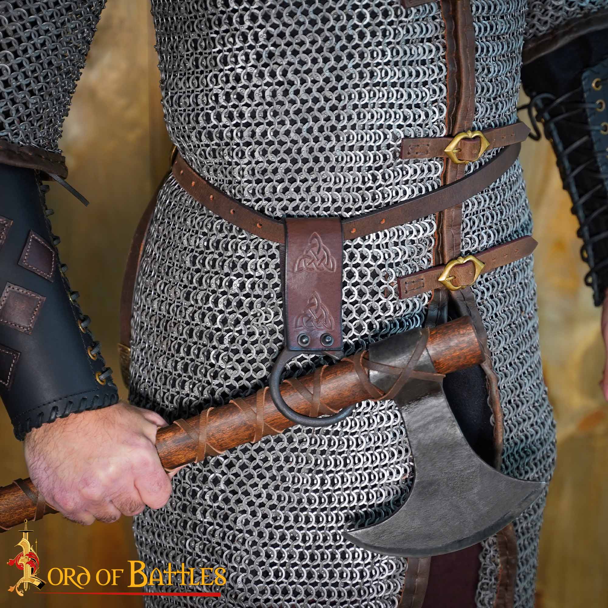 Porta-hacha vikingo de cuero con nudos celtas - imagen 6