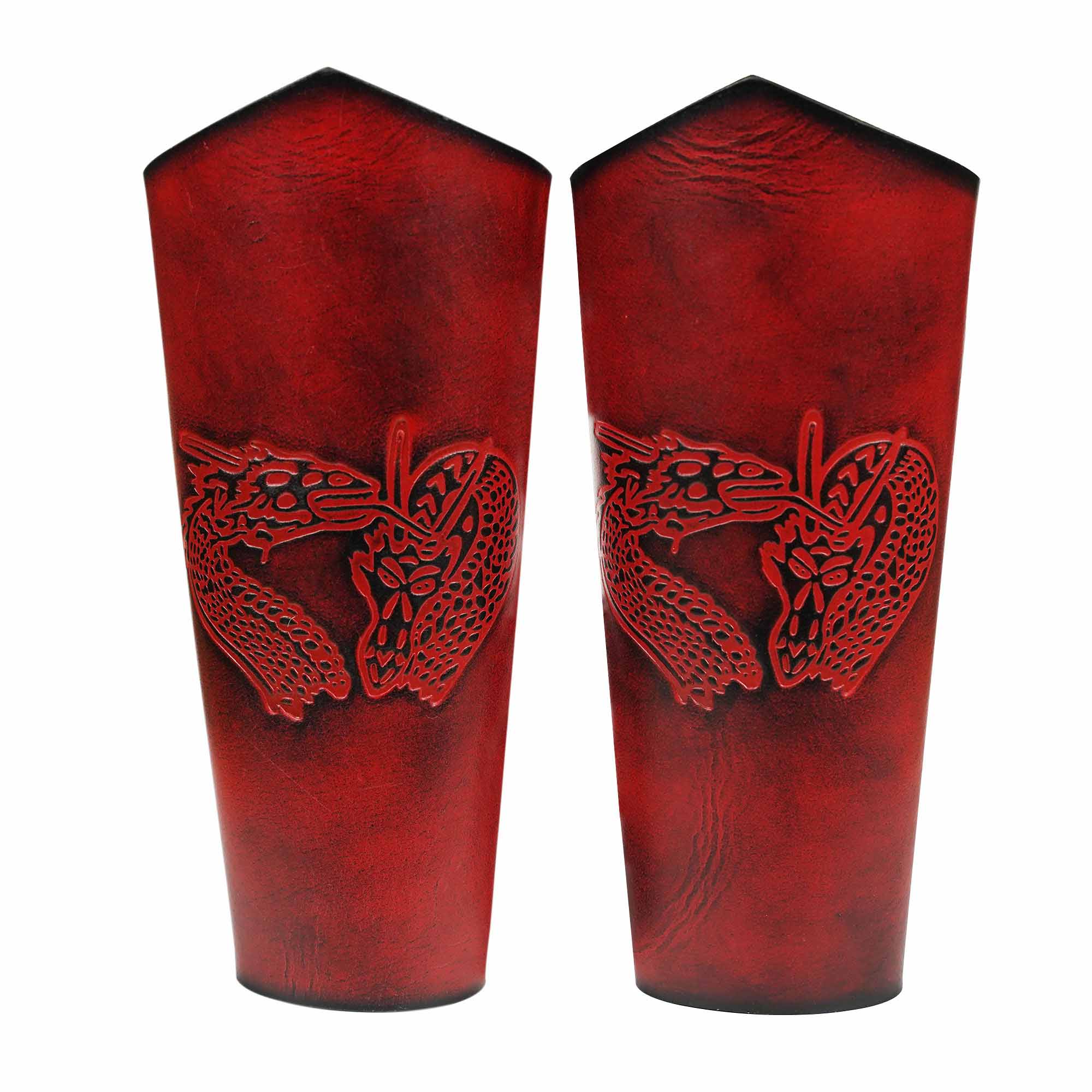 Brazales de cuero con dragón en relieve
