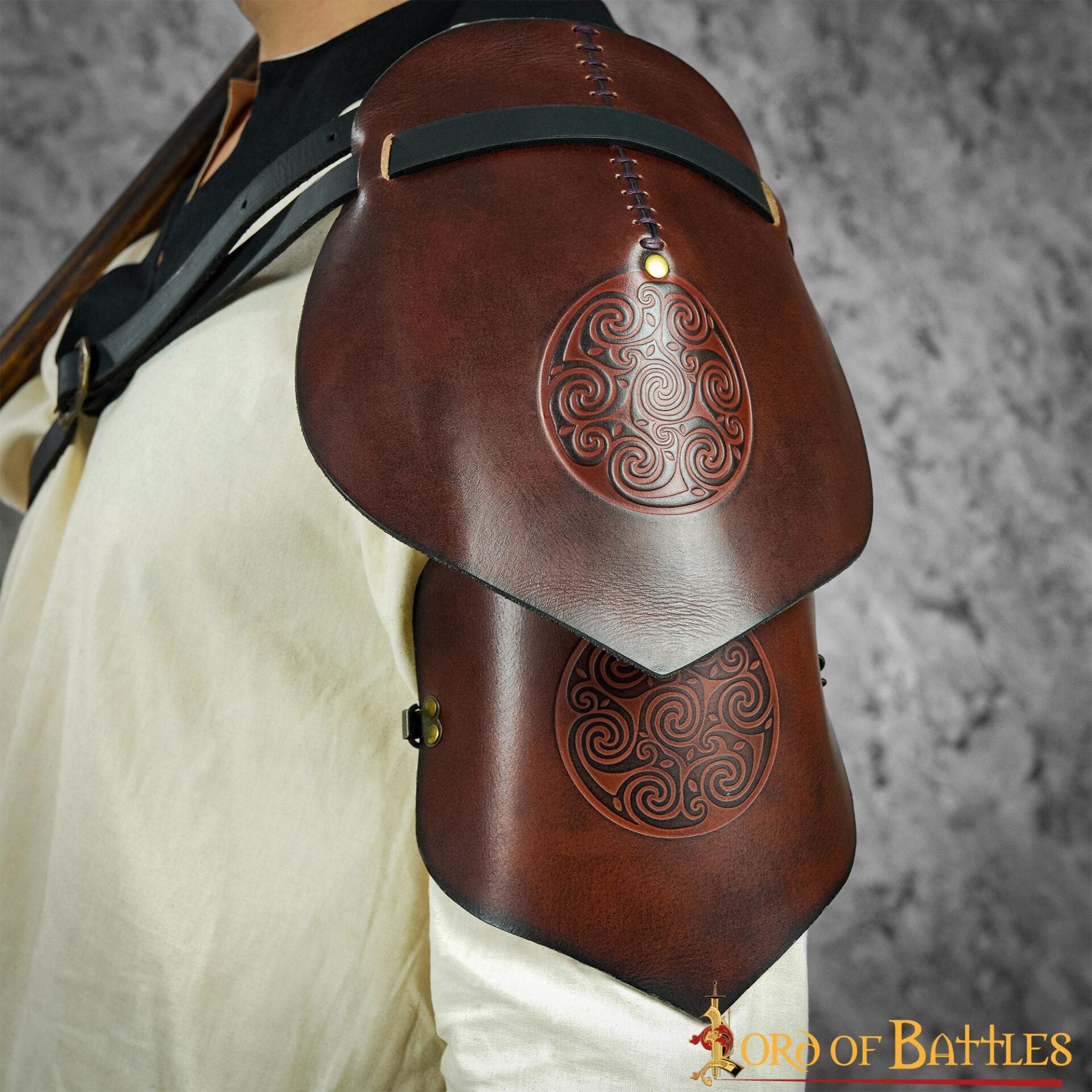 Hombrera de cuero con diseño celta en espiral — Descontinuada - imagen 14