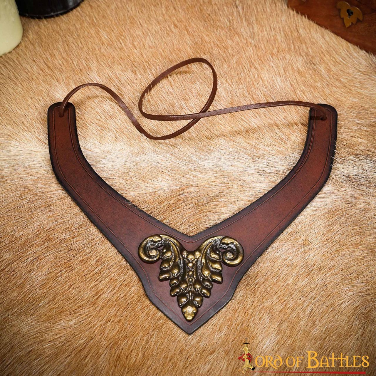 Accesorio de cuero con montura de latón antiguo