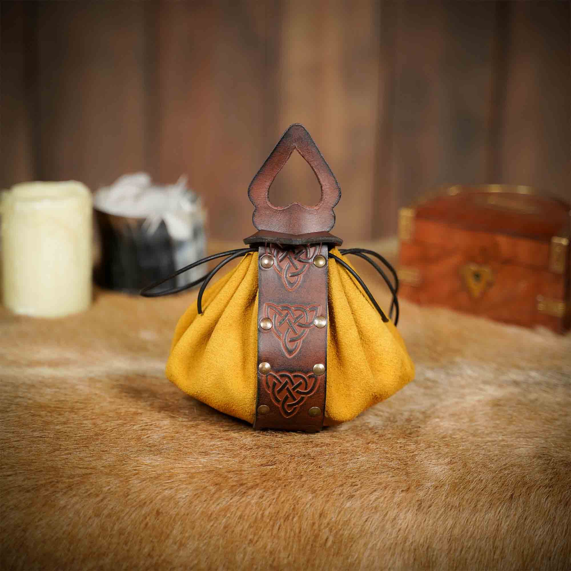 Bolsa de cinturón de cuero con nudos celtas en relieve - imagen 21