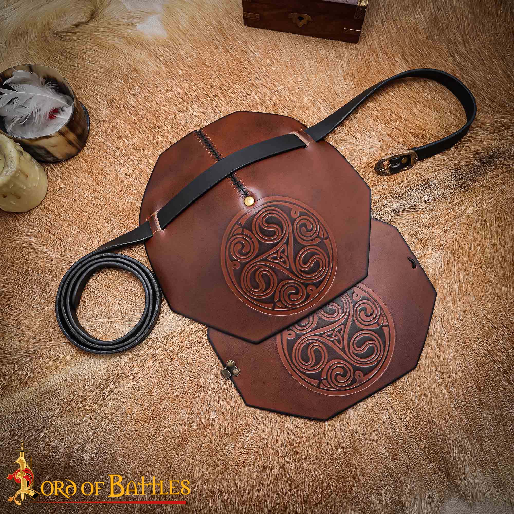 Hombreras de cuero Northmen con motivos celtas repujados - imagen 4