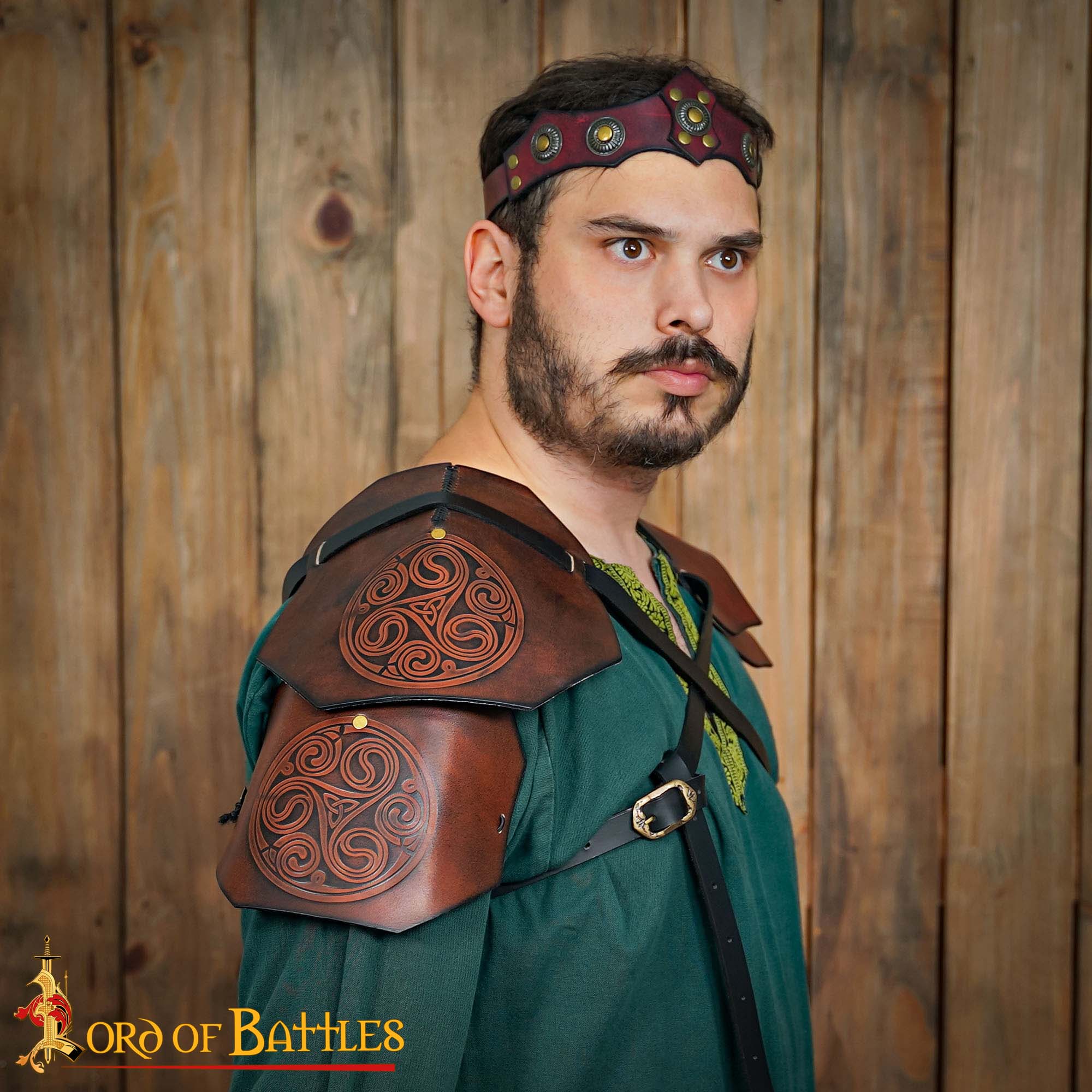 Hombreras de cuero Northmen con motivos celtas repujados - imagen 7