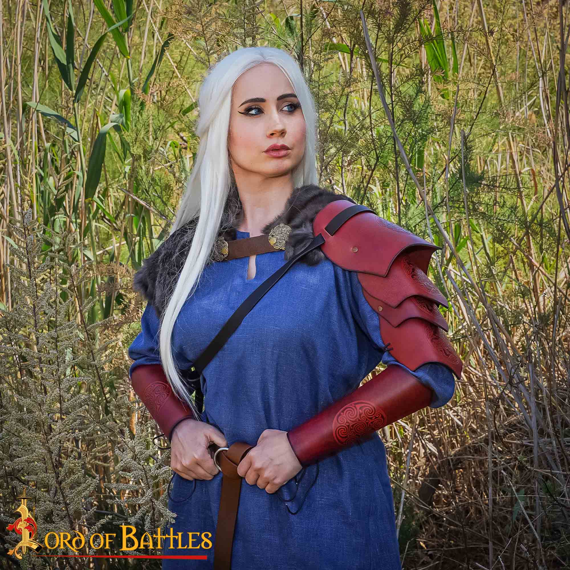 Protetor de ombros em pele com símbolo celta de três cavalos. 