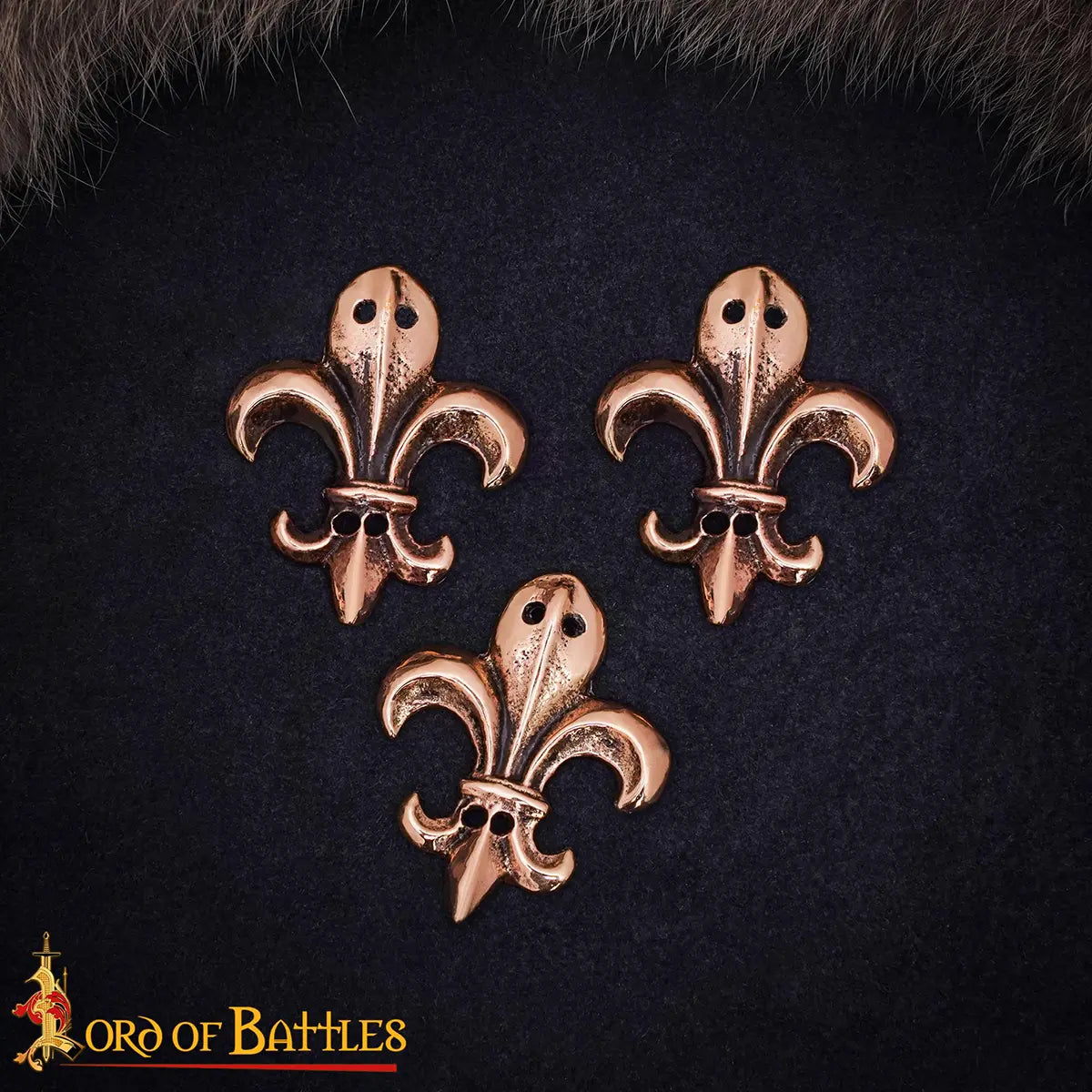 Montura de cinturón Fleur-de-Lis en bronce (siglos XII–XV), acabado envejecido - imagen 17
