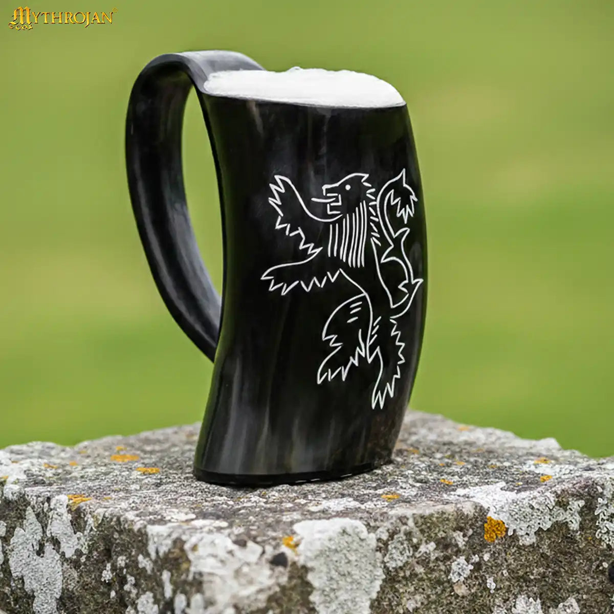 Jarra de cuerno vikinga grabada con portacinturón de cuero — 600 ml