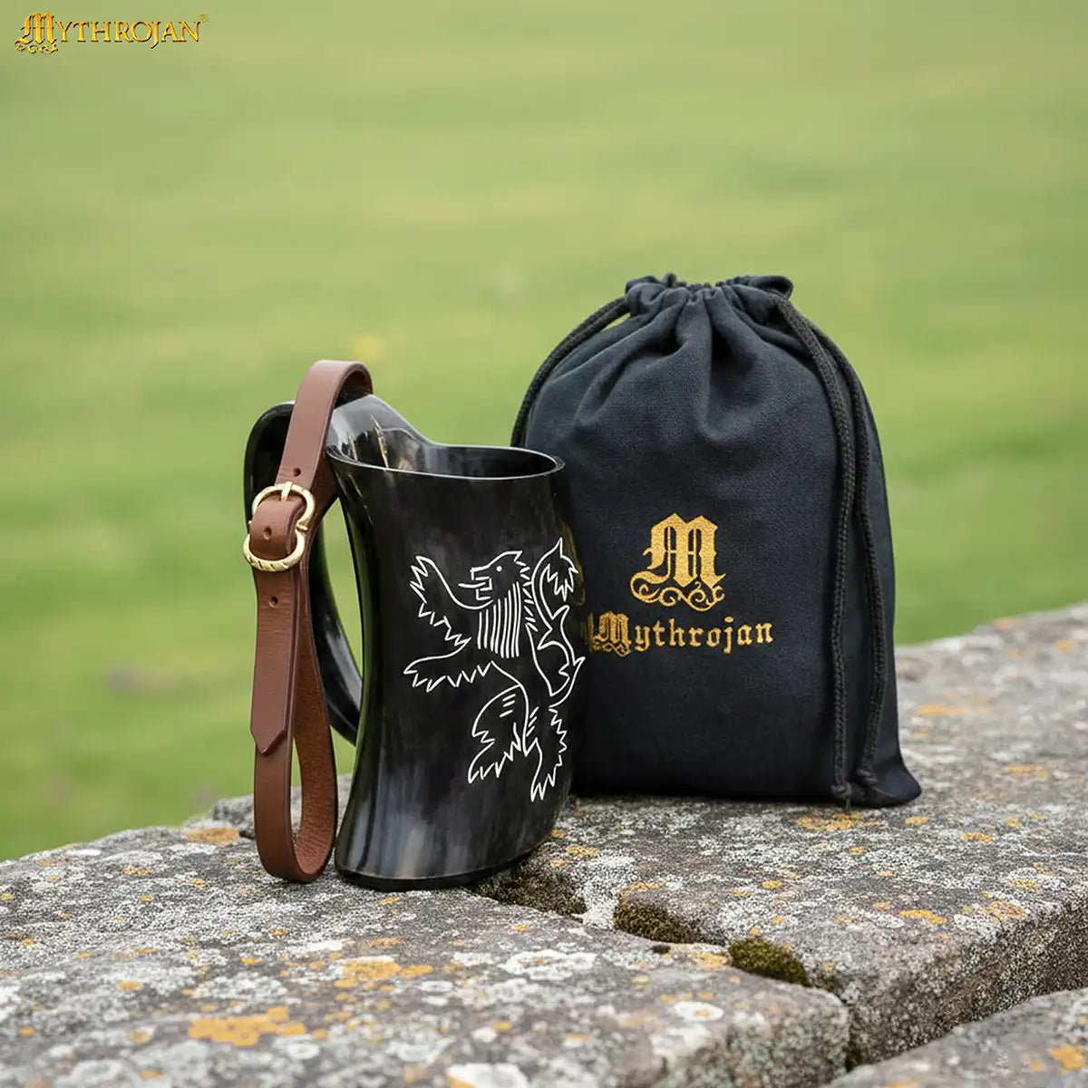 Jarra de cuerno vikinga grabada con portacinturón de cuero — 600 ml
