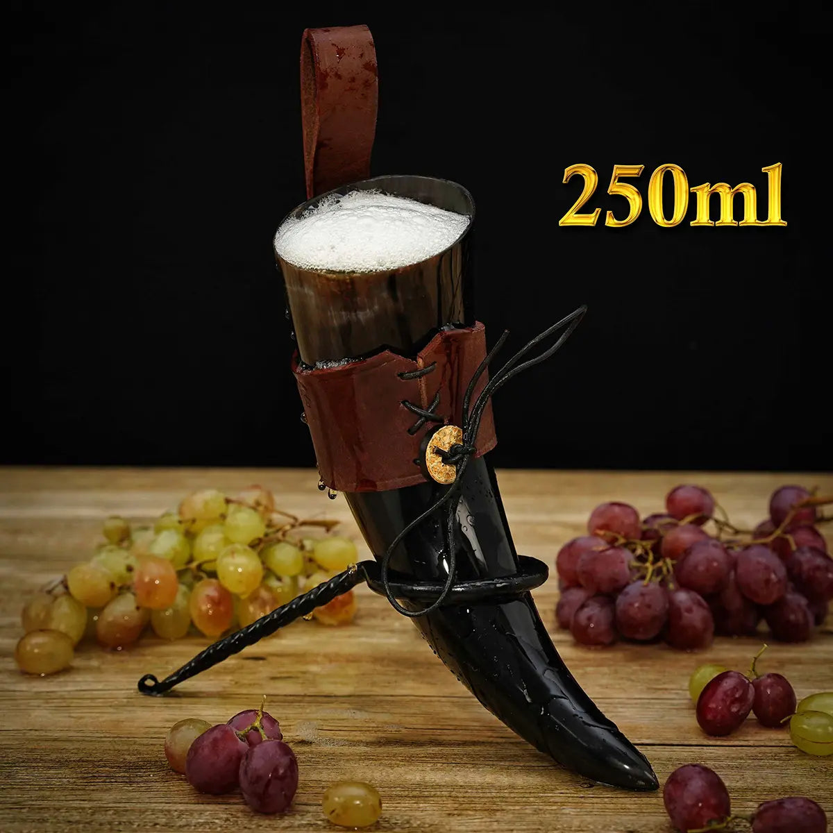 Cuerno vikingo de beber con funda de cuero y medallón de latón