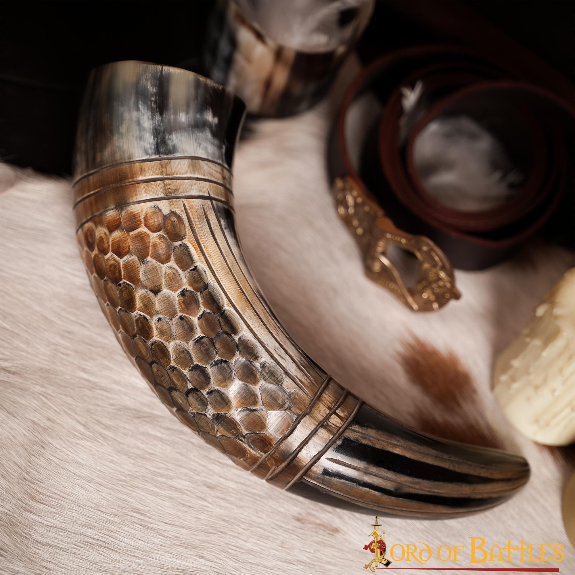 Imagen única de: Cuerno Vikingo Artesanal - Grabado Panal, 500-600 Ml