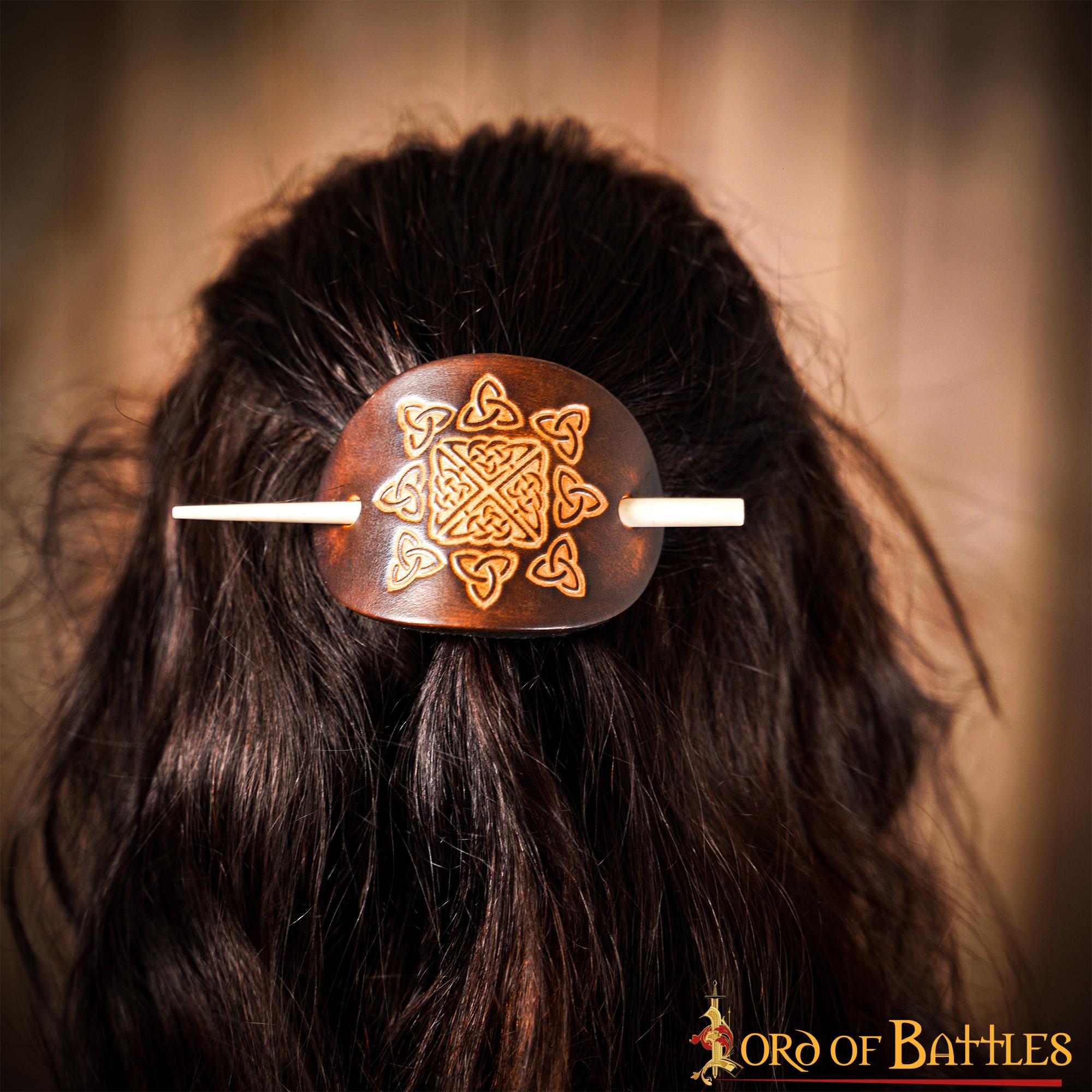 Broche de cuero genuino con grabado celta y pasador de hueso - imagen 17