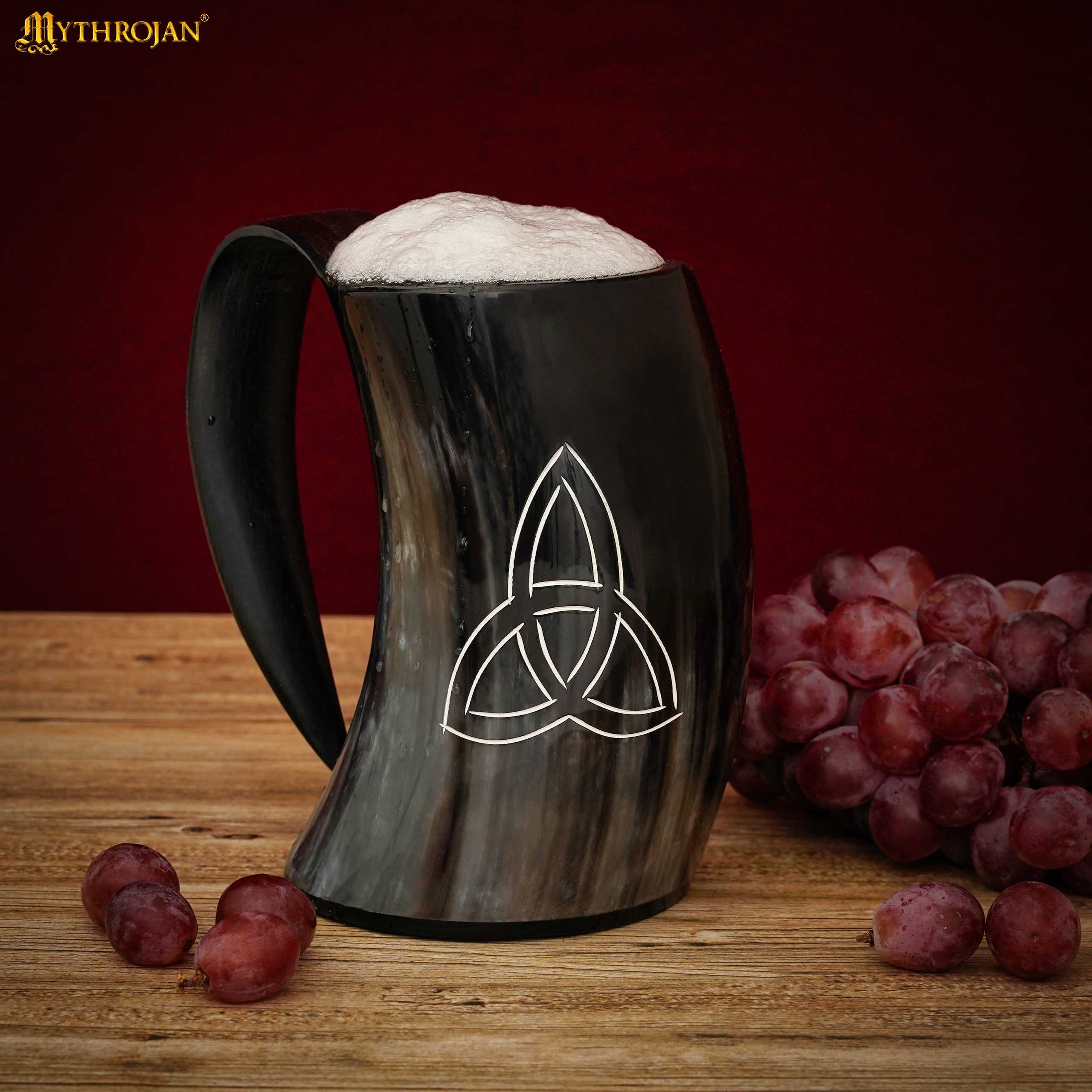 Imagen única de: Jarra de cuerno de buey con nudo triquetra y funda de cuero