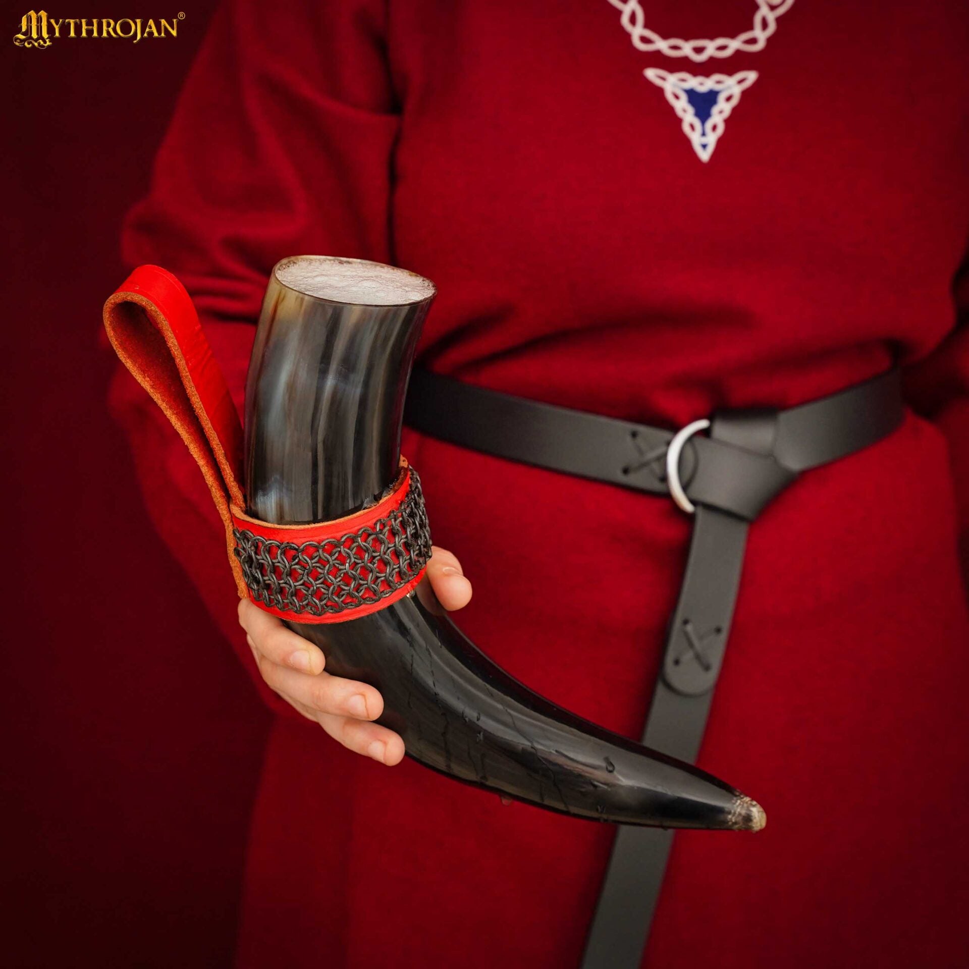 Imagen única de: Mythrojan El Compañero del Brujo – Cuerno Vikingo 350 ml Pulido con Soporte Rojo