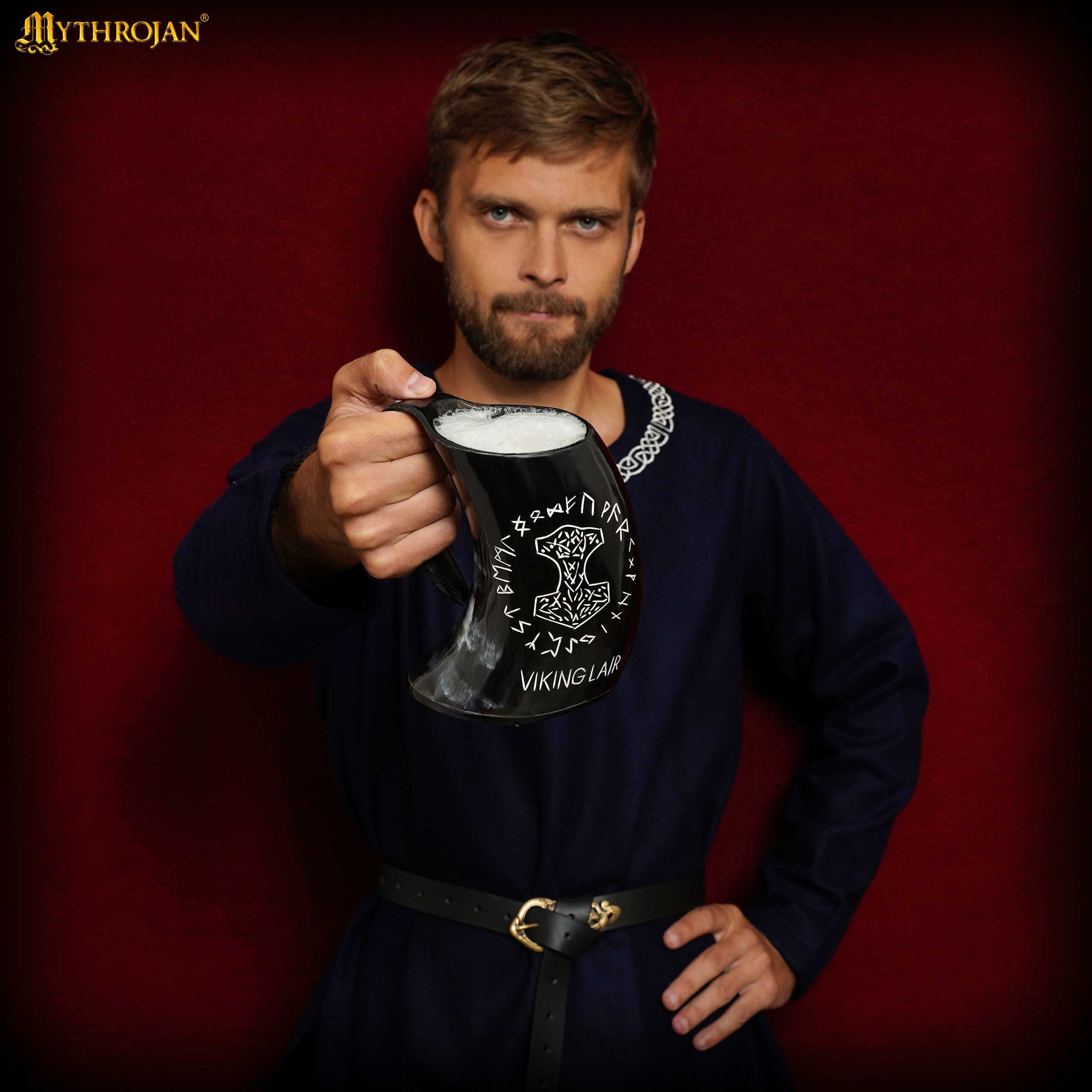 Imagen única de: Cuerno de beber Mjölnir con diseño rúnico y correa de cuero