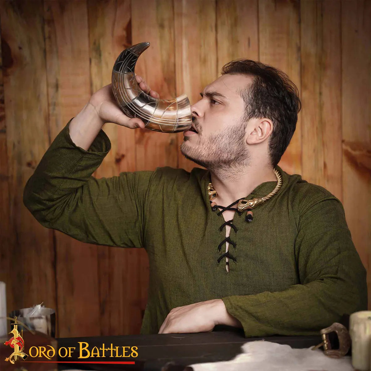 Cuerno vikingo de beber de cuerno de buey grabado (400–500 ml)