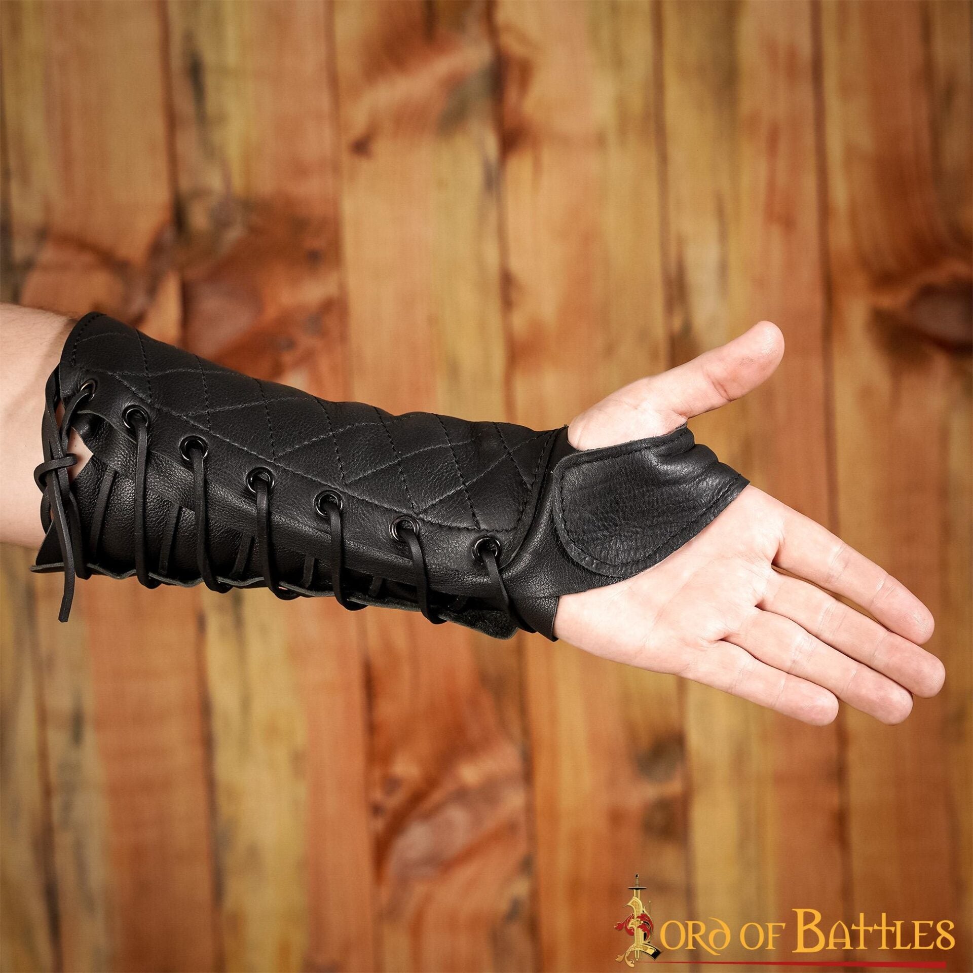 Imagen única de: Brazal de cuero acolchado con protector de pulgar para arquería y LARP
