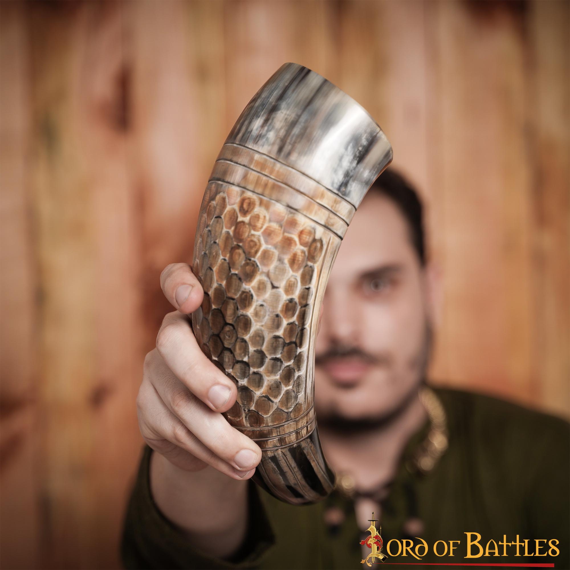 Imagen única de: Cuerno Vikingo Artesanal - Grabado Panal, 500-600 Ml
