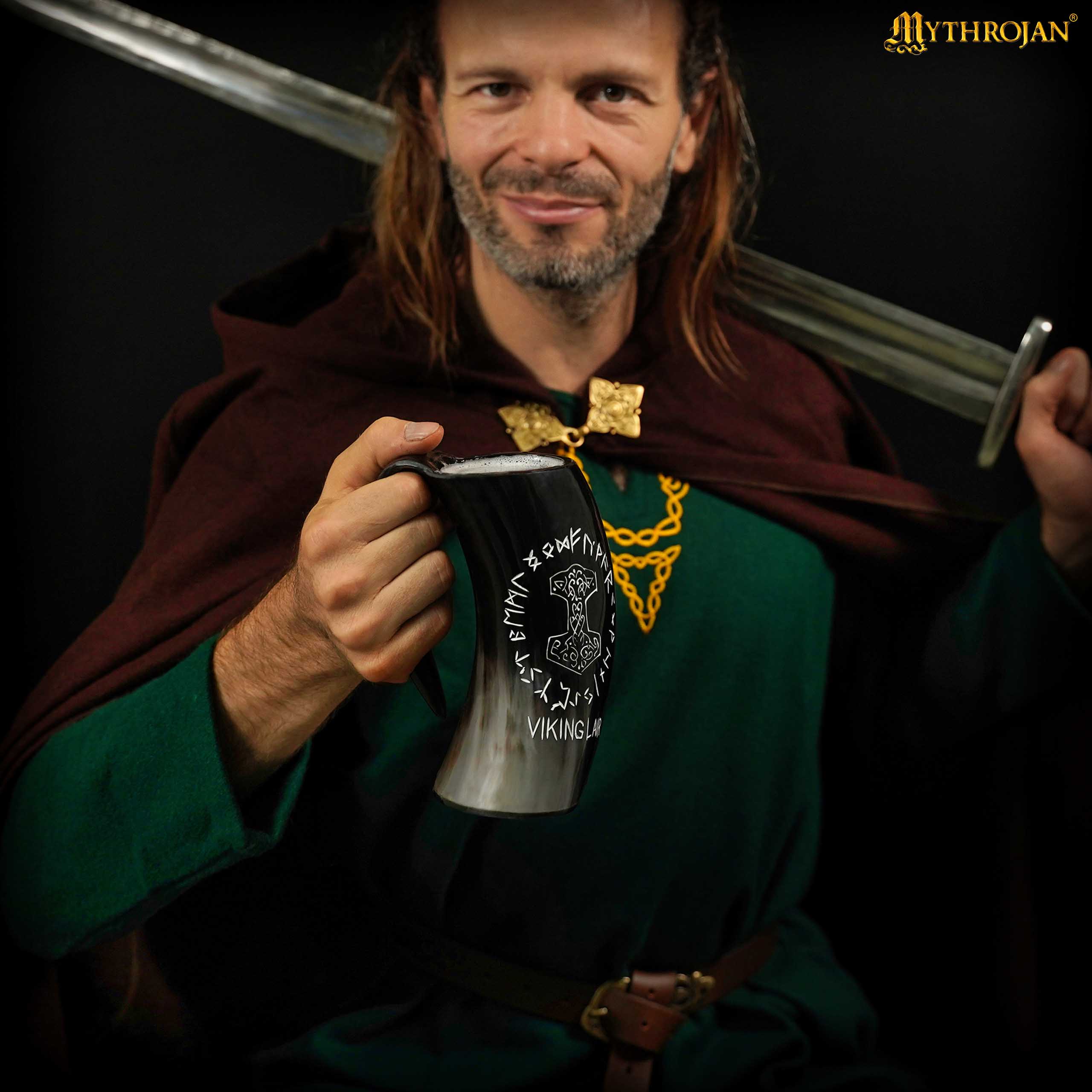 Imagen única de: Cuerno de beber Mjölnir con diseño rúnico y correa de cuero
