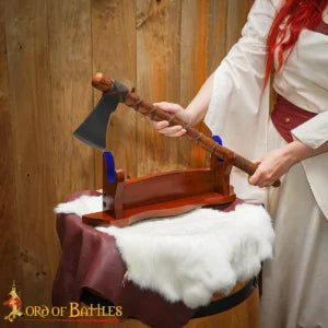 Soporte artesanal de madera maciza para espada y hacha