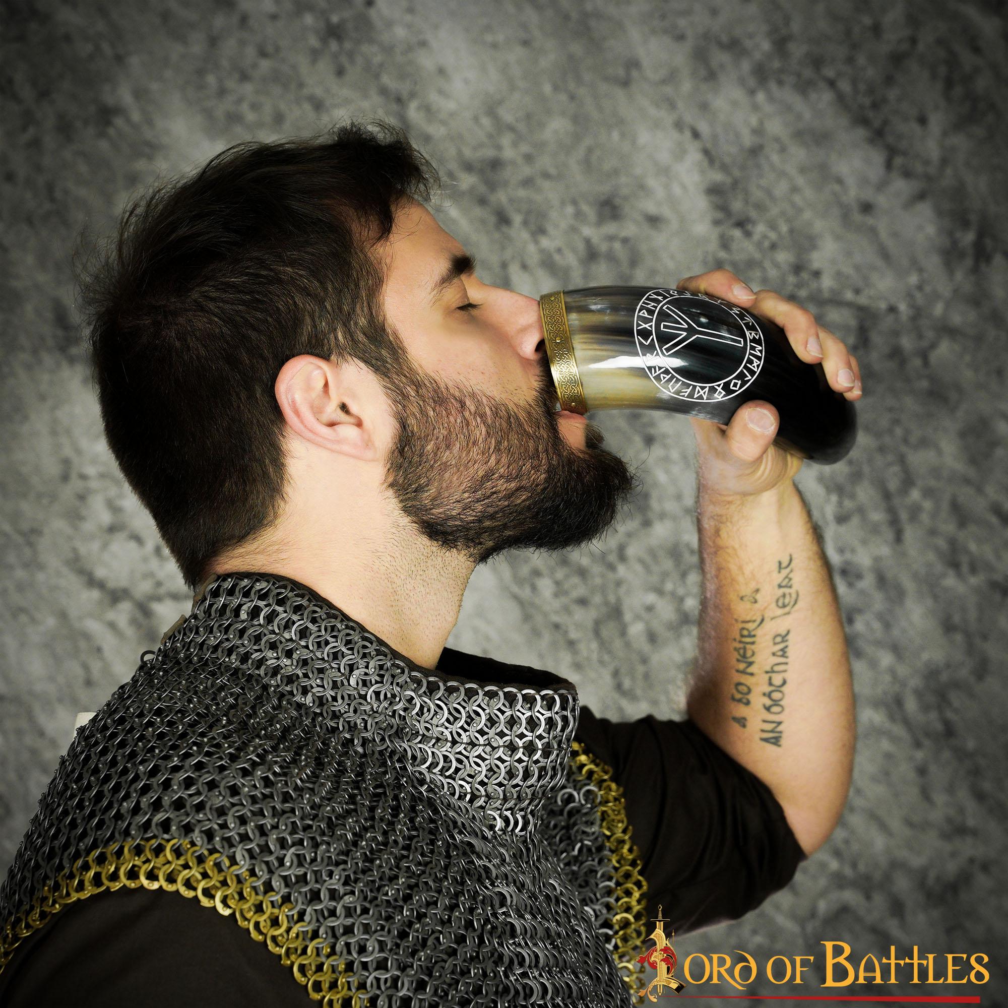 Imagen única de: Cuerno Vikingo con Runa Algiz - Borde y Punta de Latón