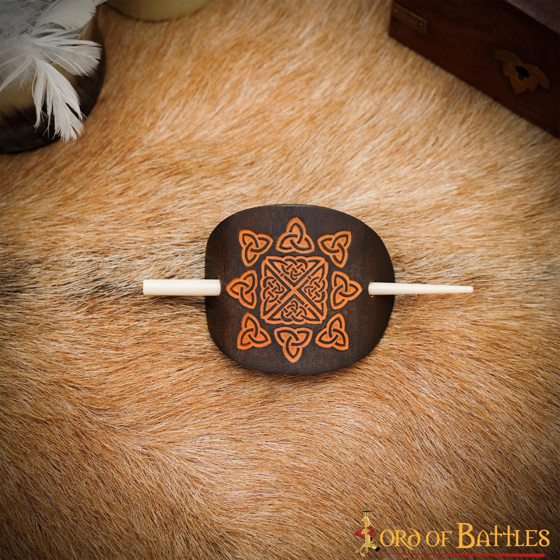 Broche de cuero genuino con grabado celta y pasador de hueso - imagen 15