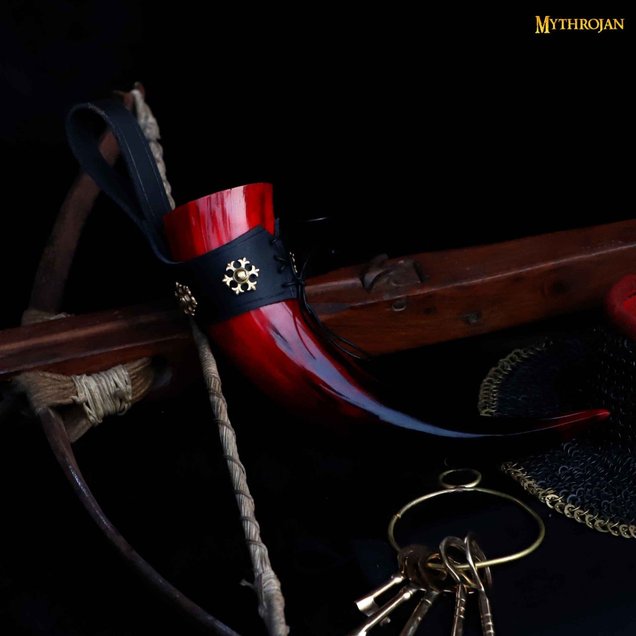 Imagen única de: Taza Medieval – Cuerno Vikingo 400 ml Pulido con Soporte de Cuero Negro Rojo