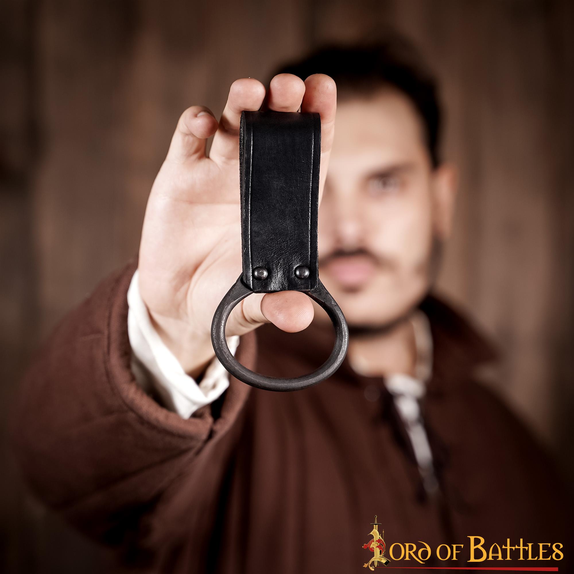 Colgador medieval para hacha o maza con anilla de acero forjado - imagen 11
