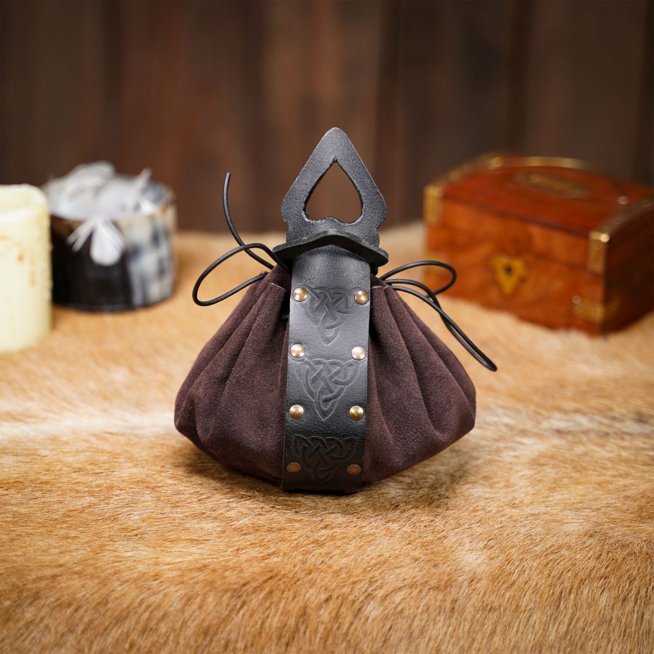 Bolsa de cinturón de cuero con nudos celtas en relieve - imagen 14