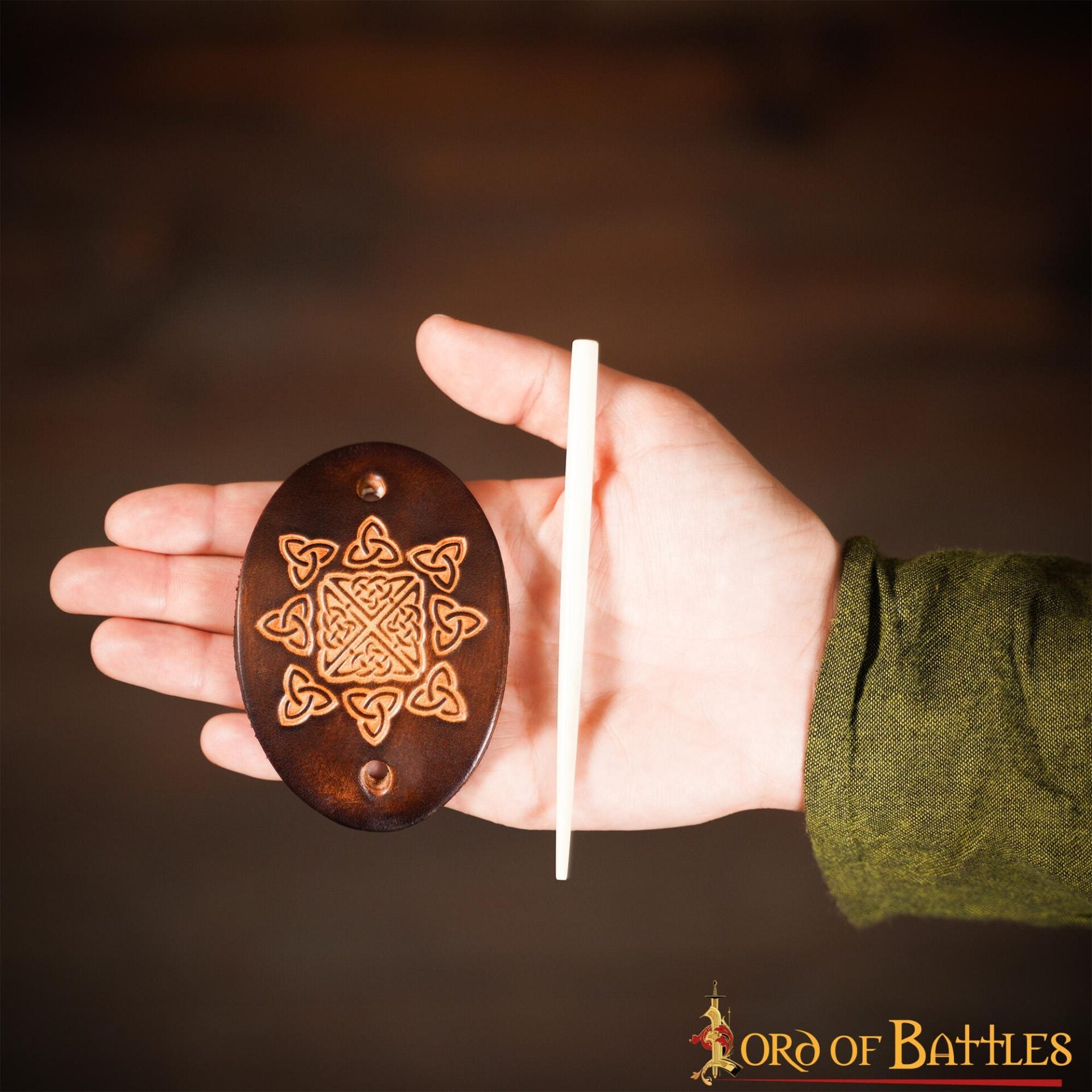 Broche de cuero genuino con grabado celta y pasador de hueso - imagen 14