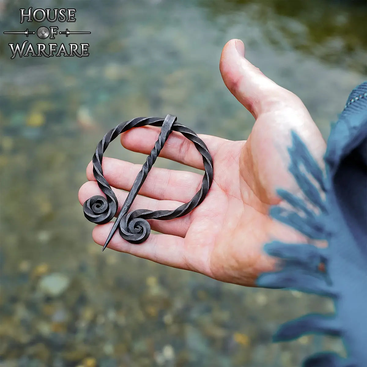 Fíbula histórica 'The Twirled' forjada a mano — Alfiler para capa - imagen 5