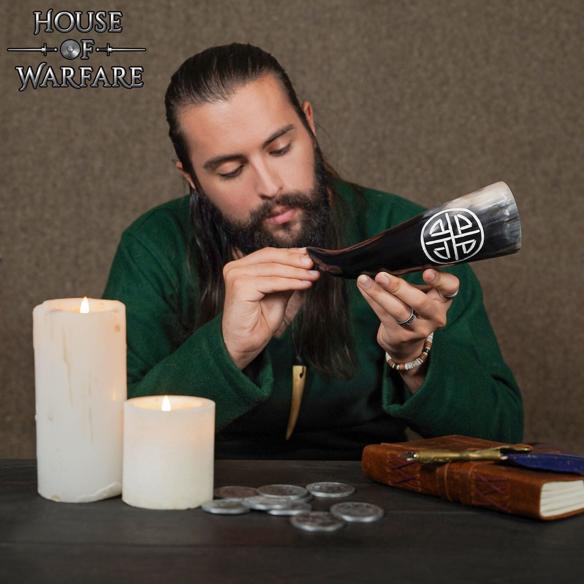Imagen única de: Cuerno de beber vikingo 300–400 ml con Valknut tallado a mano