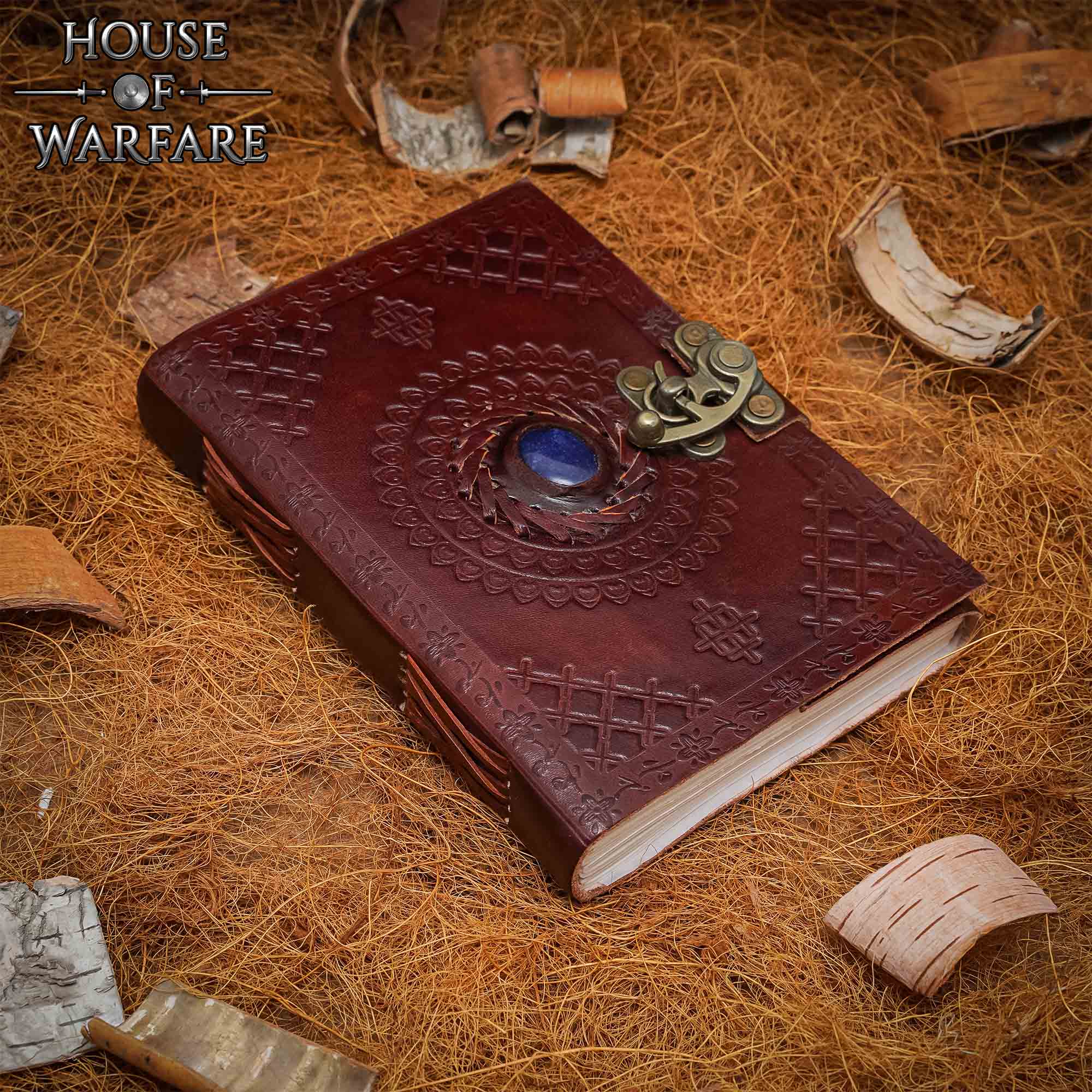 Imagen única de: Diario Medieval de Cuero Grabado con Piedra Azul - Diario Artesanal con Cerradura de Latón