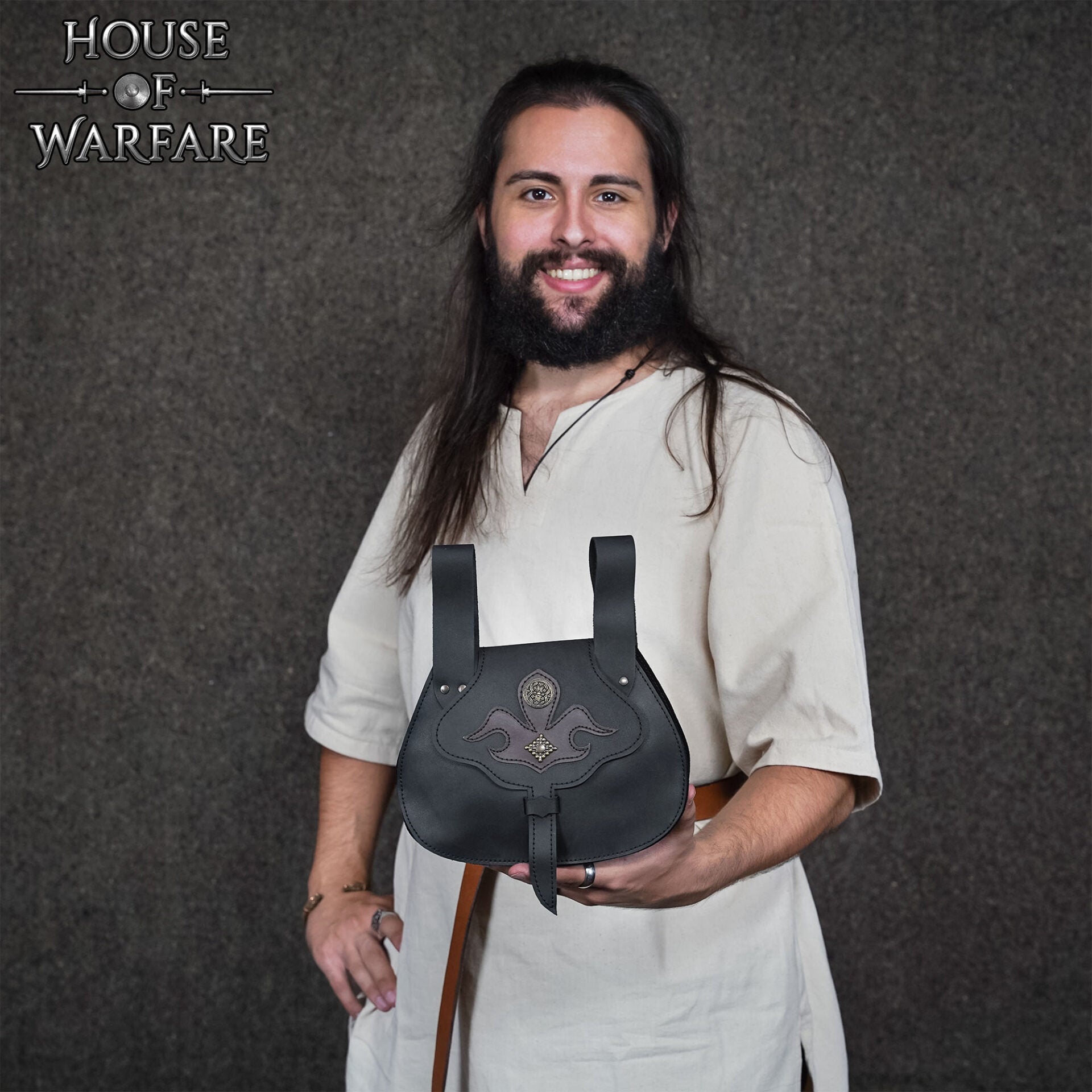 Imagen única de: Riñonera Medieval de Cuero con Apliques y Remaches - Estilo Medieval Tardío