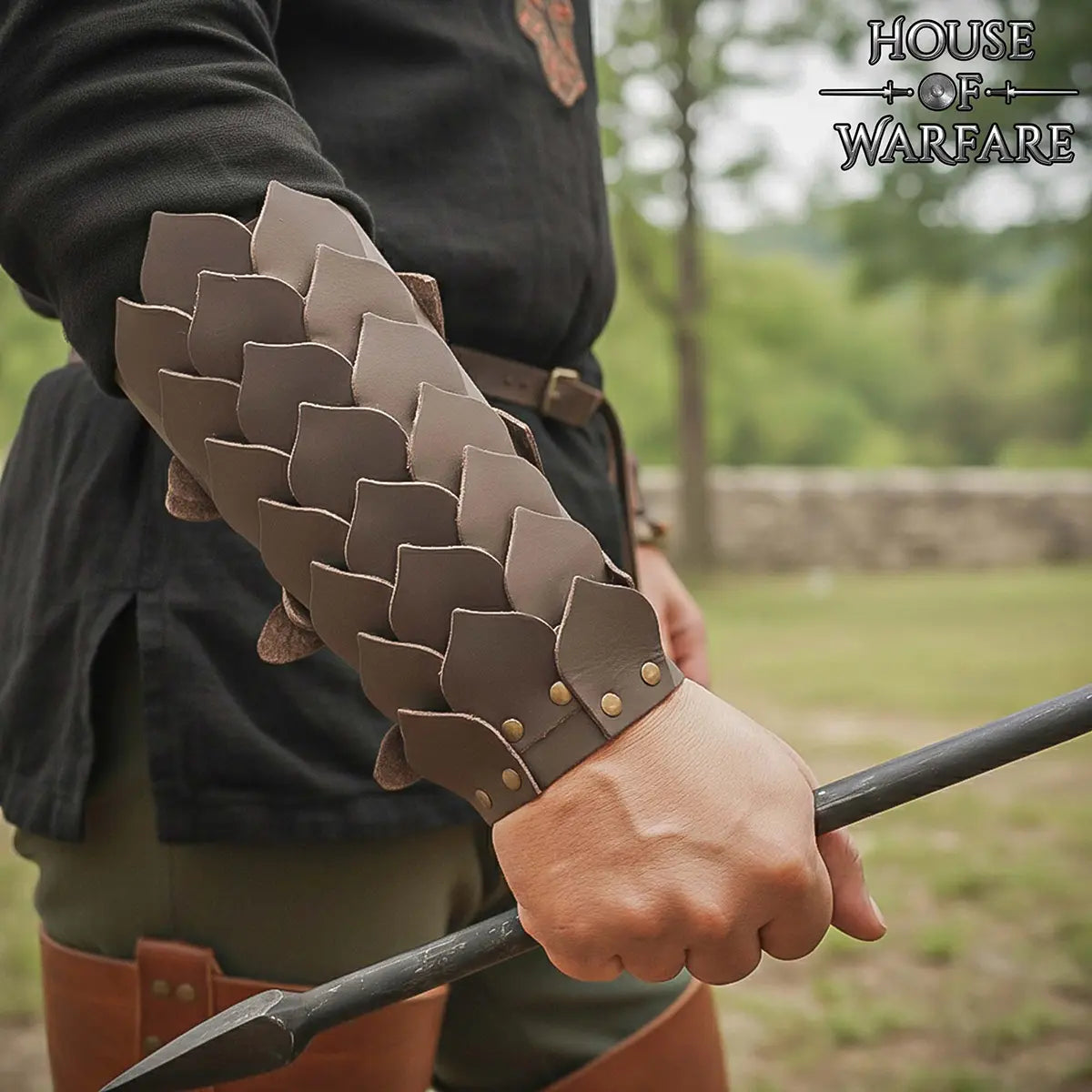 Imagen única de: Brazales de cuero con escamas estilo pangolin y hebillas de latón