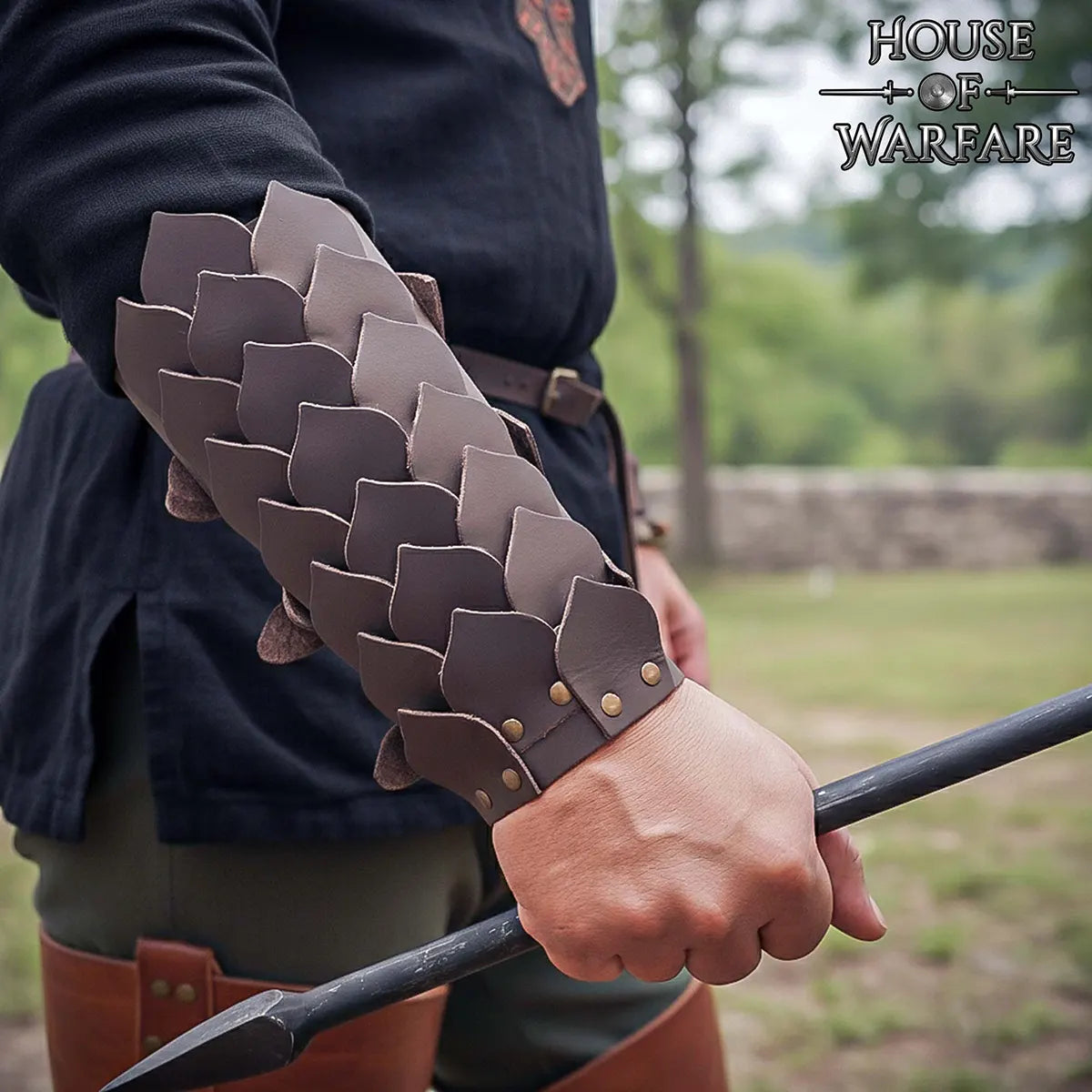 Imagen única de: Brazales de cuero con escamas estilo pangolin y hebillas de latón