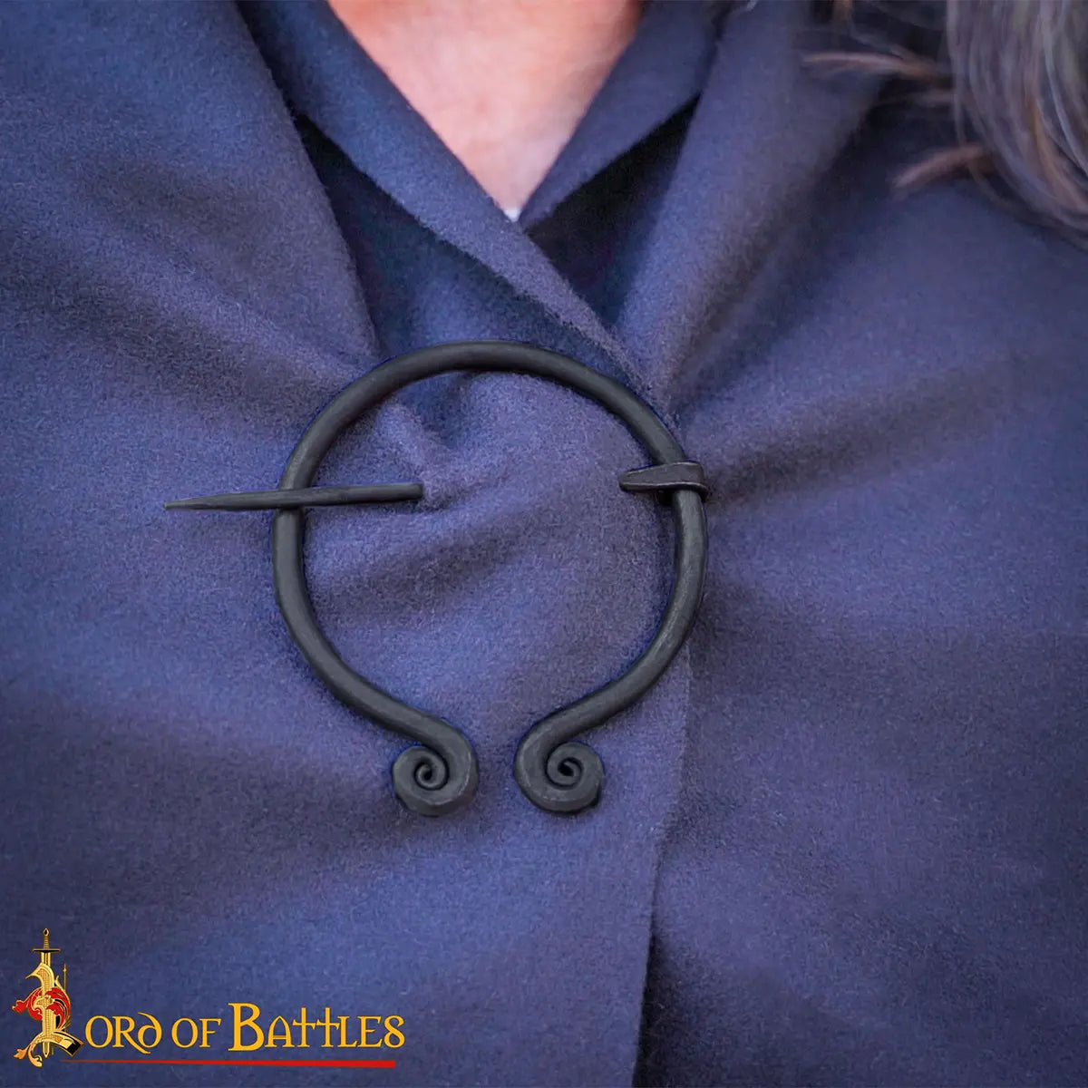 Broche penannular vikingo forjado a mano en hierro para manto medieval - imagen 8