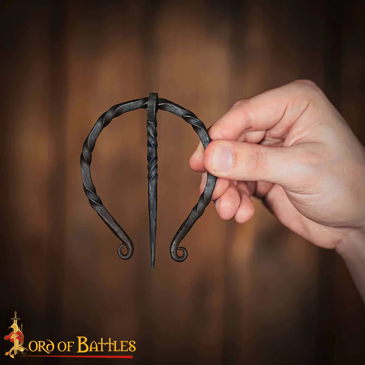 Broche penannular vikingo forjado a mano en hierro para manto medieval