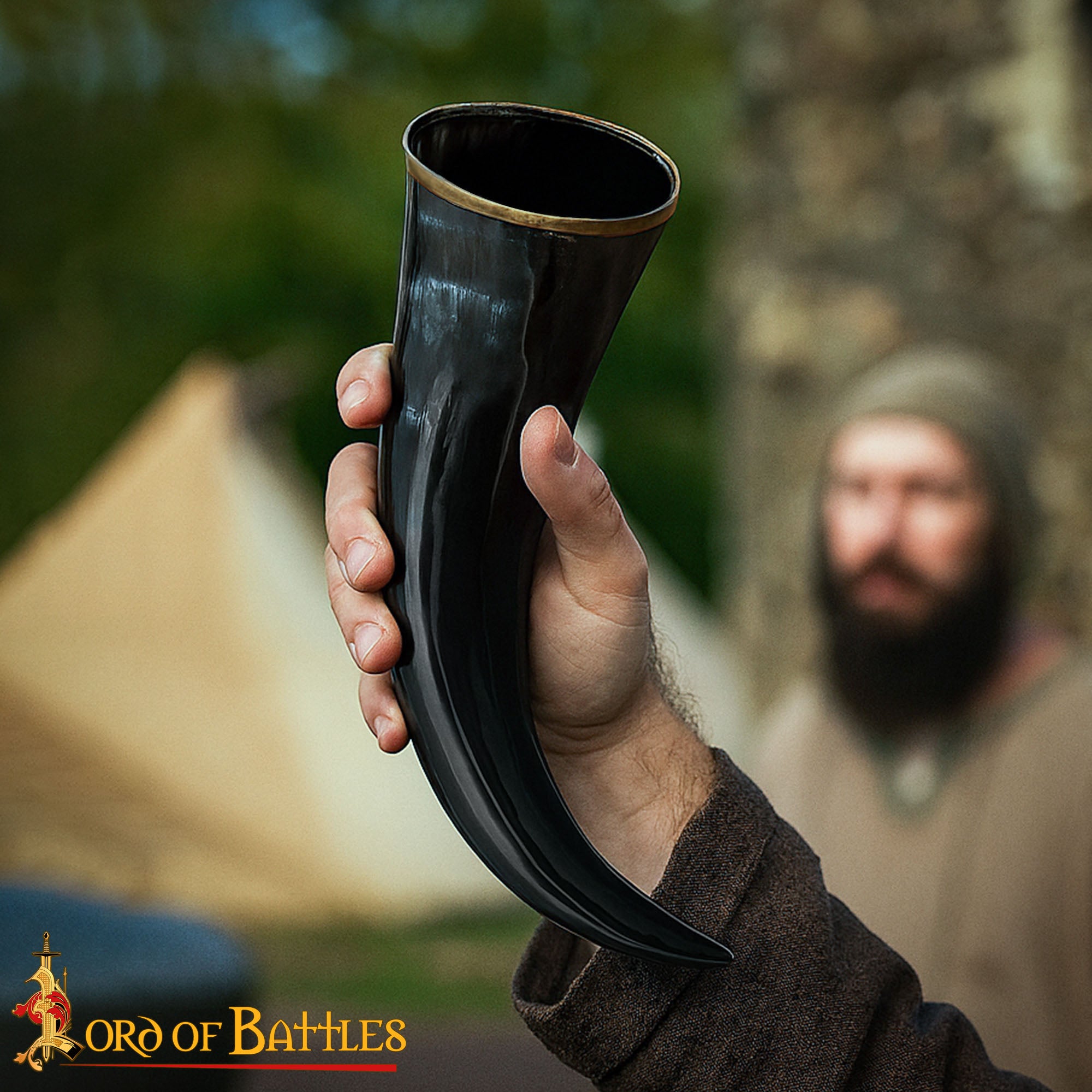 Cuerno vikingo pulido de búfalo con borde de latón