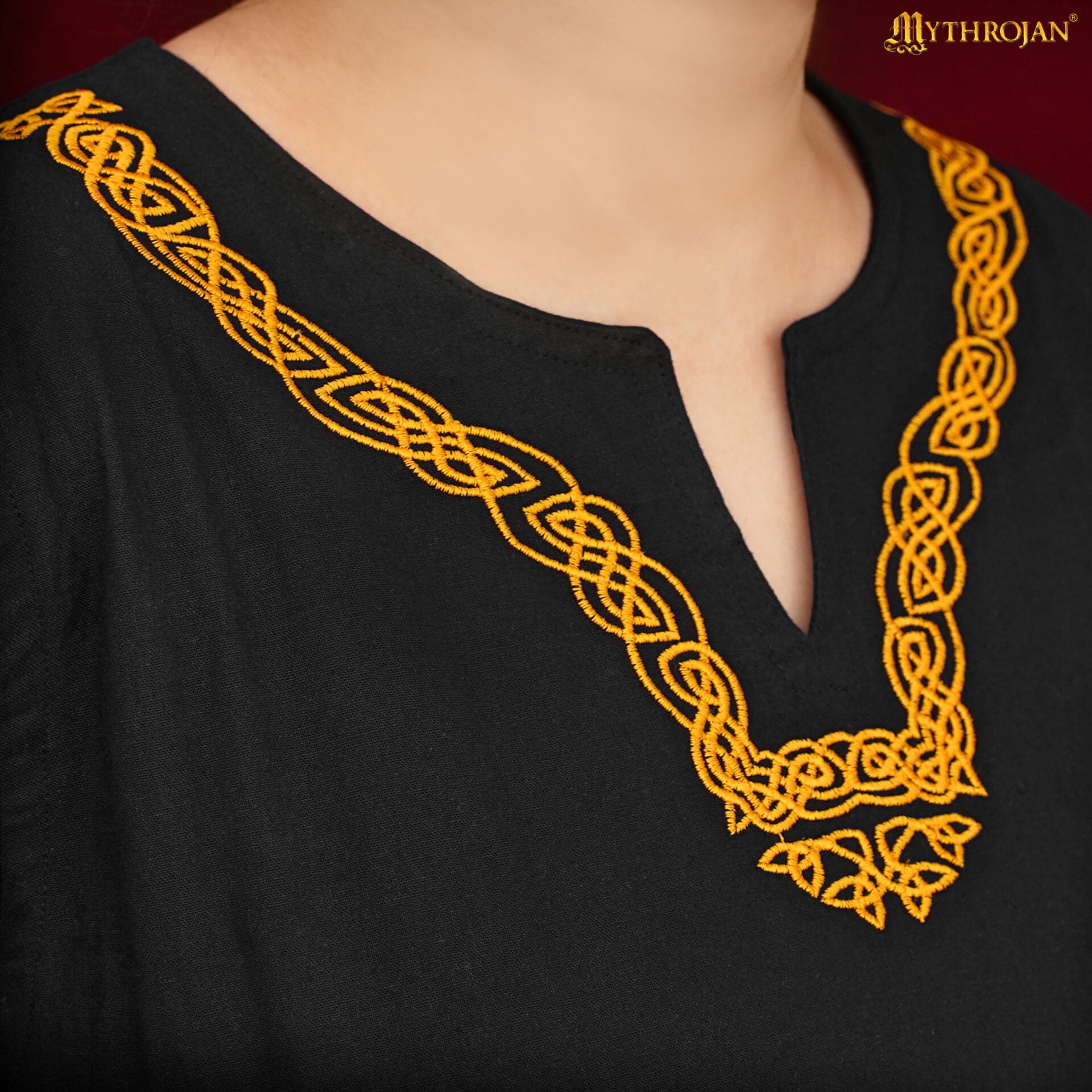 Imagen única de: Túnica vikinga bordada Mythrojan — camisa medieval de algodón
