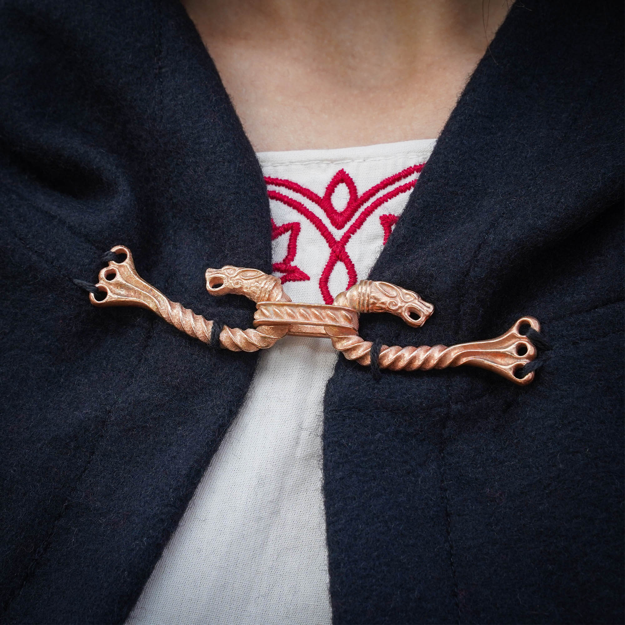 Broche vikingo de bronce para capa con cabezas de animal - cera perdida - imagen 95