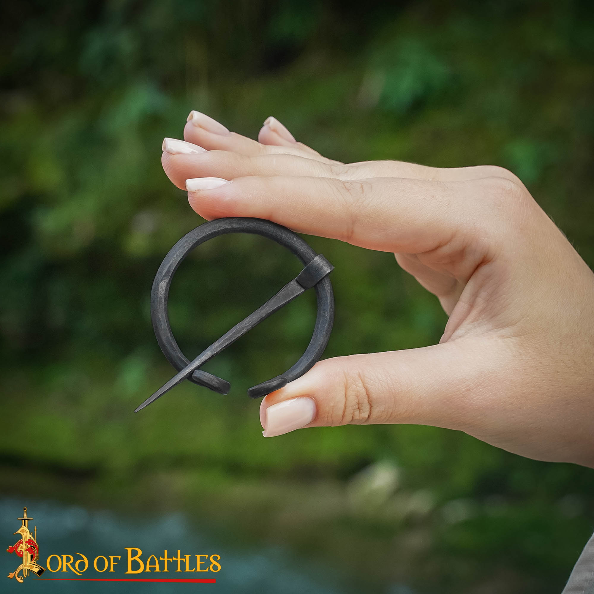 Broche penannular vikingo forjado a mano - Fíbula de hierro para manto - imagen 11