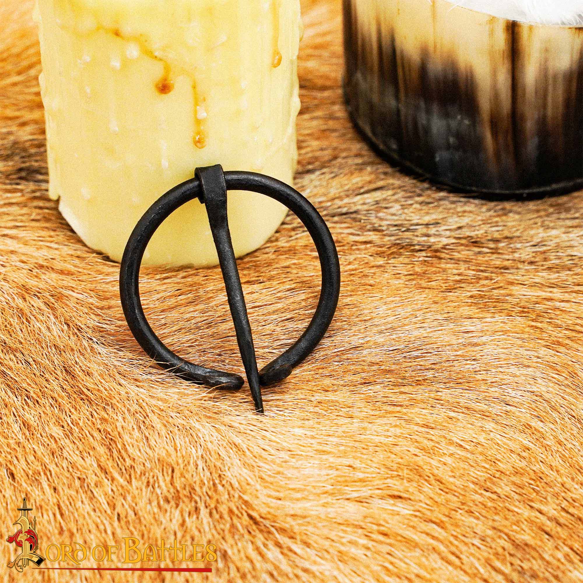 Broche penannular vikingo forjado a mano - Fíbula de hierro para manto - Flat-End