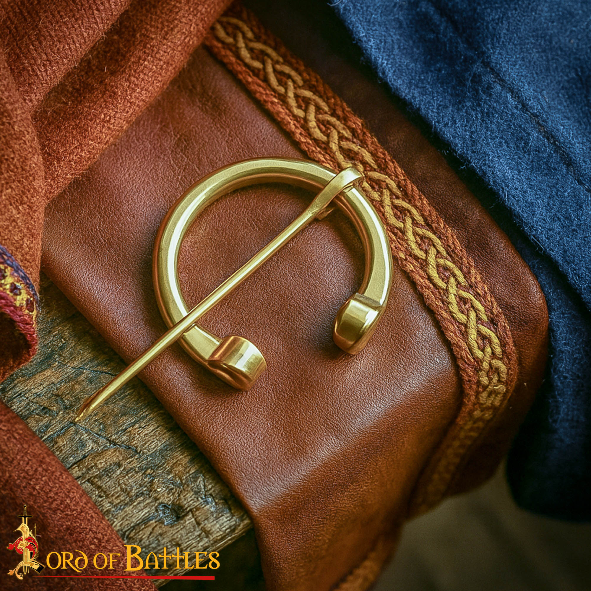 Broche penannular de latón para capa - estilos medievales