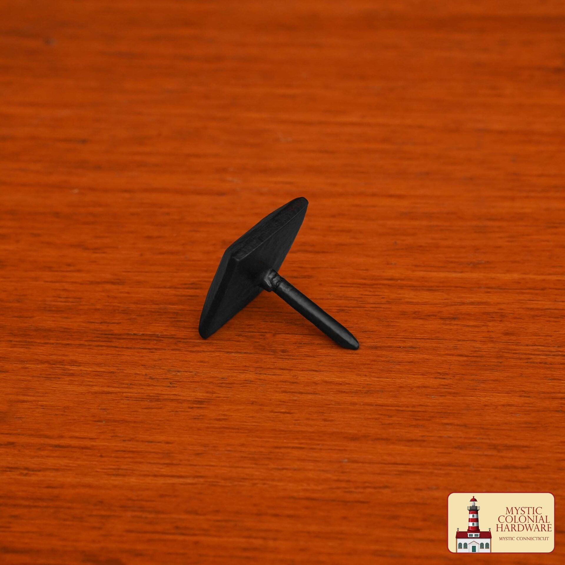 Imagen única de: Clavos Decorativos Clavos de Hierro Forjados a Mano - Pirámide Cuadrada de 1 Pulgada - Acabado Rústico Negro Texturado - Herrajes Antiguos para Puertas, Portones, Muebles, Gabinetes