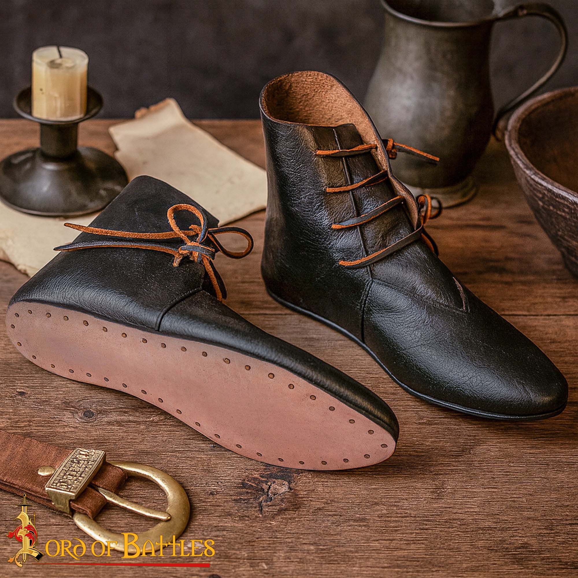 Botines medievales de cuero con cordones laterales