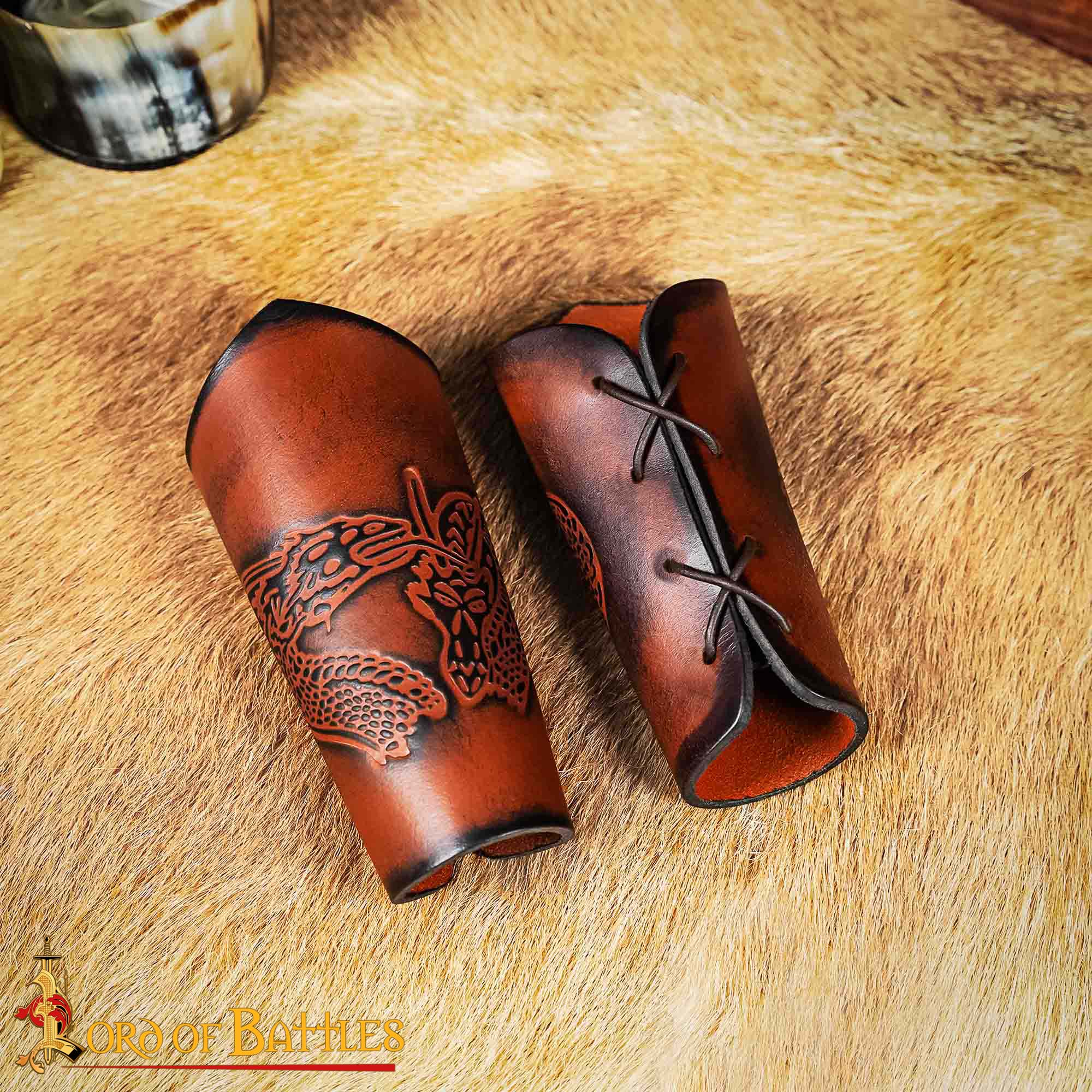 Brazales de cuero con dragón grabado — 16 cm, hechos a mano - imagen 7