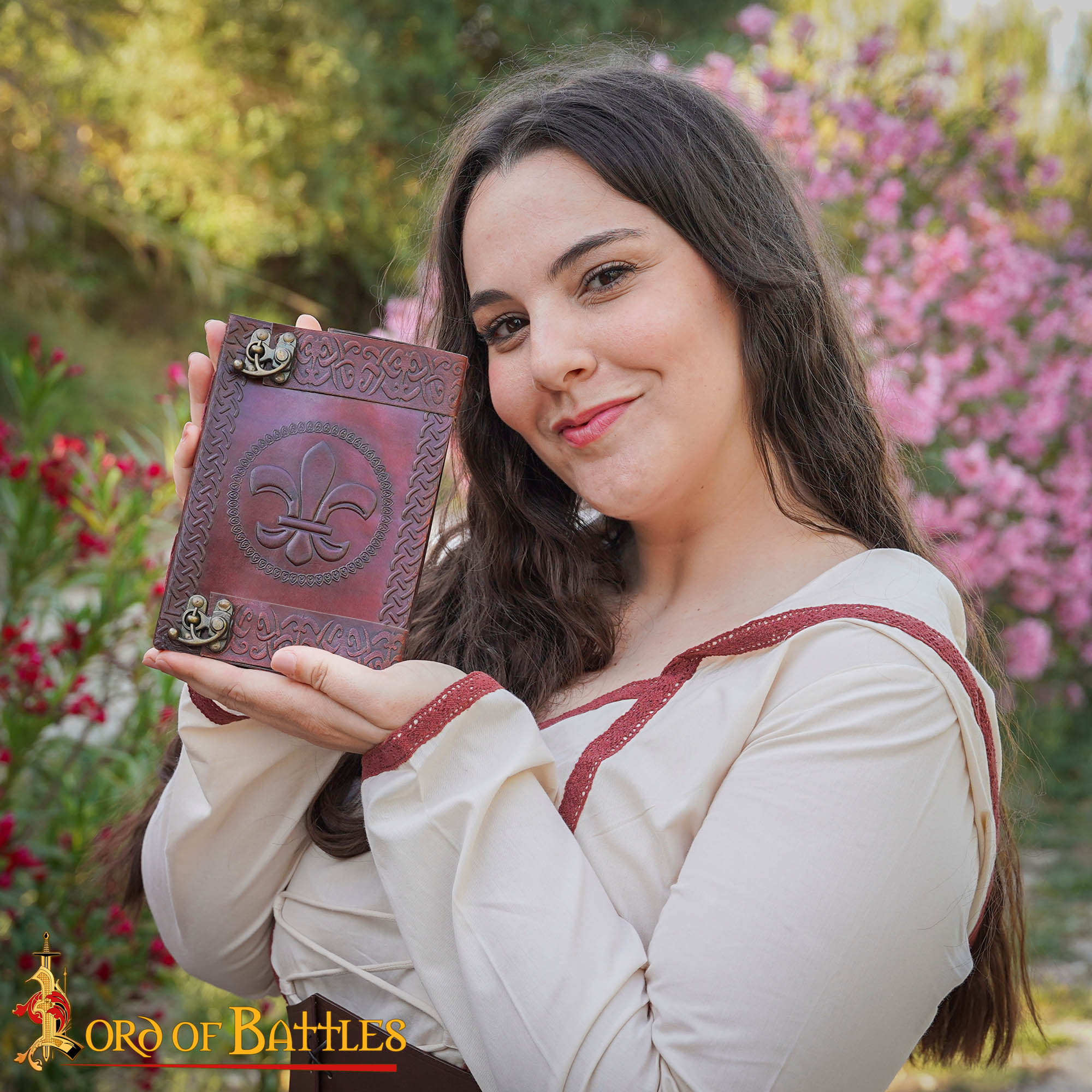 Cuaderno de cuero hecho a mano con Fleur‑de‑Lys y broches de latón, 7 x 5 pulgadas