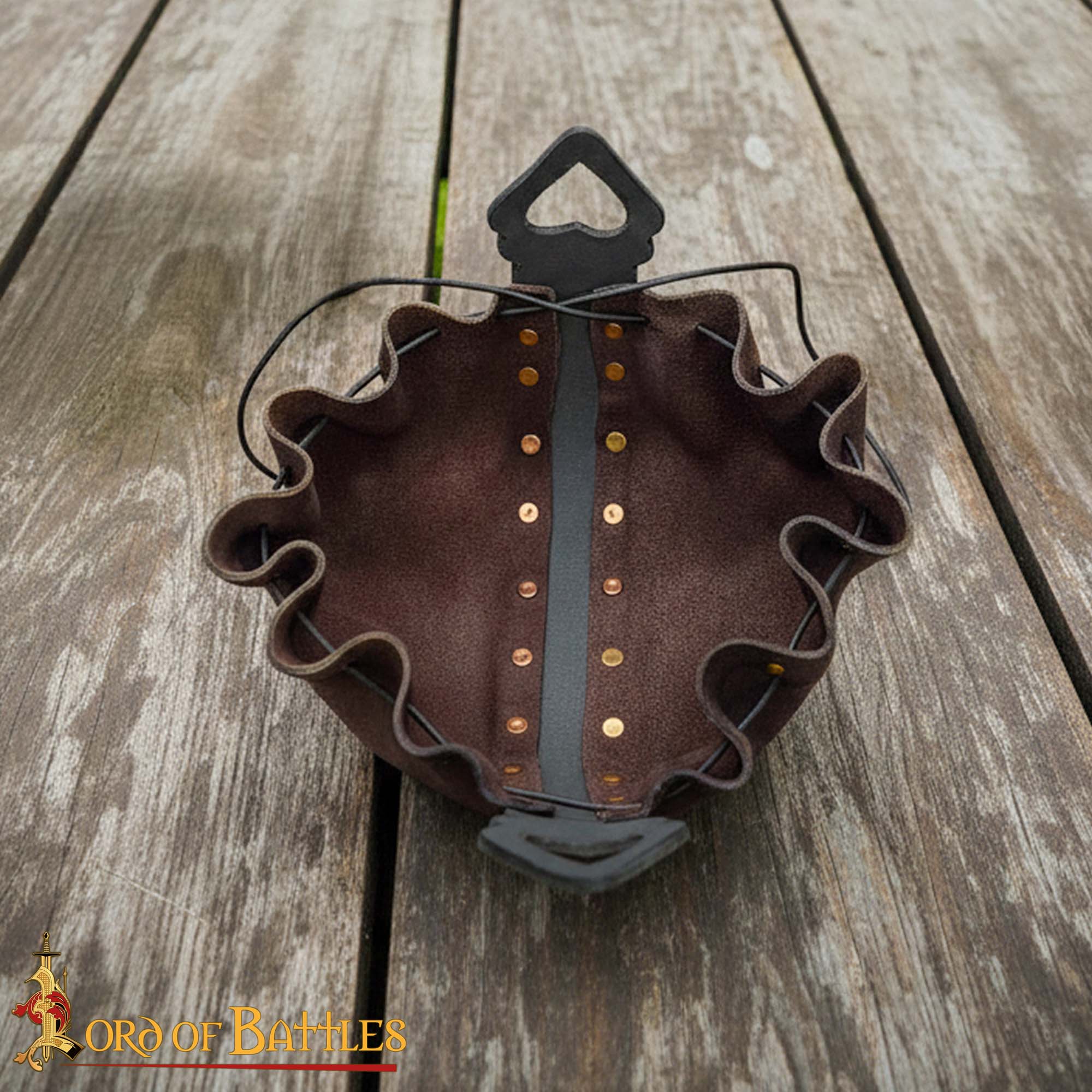 Bolsa de cinturón de cuero con nudos celtas en relieve - imagen 4
