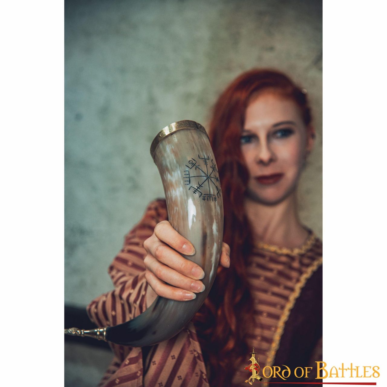 Cuerno Vikingo para Beber con Runa Vegvísir Grabada - Borde y Punta de Latón - Imagen 15